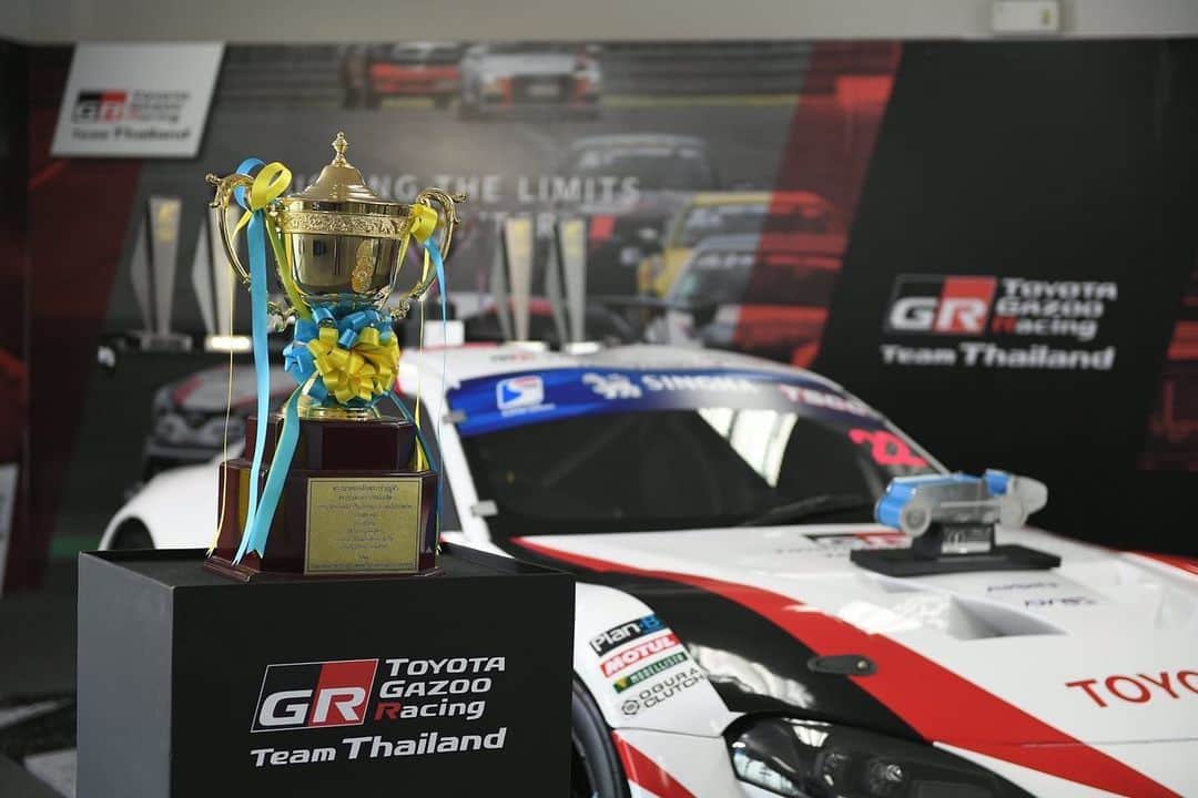 Toyota team thailandさんのインスタグラム写真 - (Toyota team thailandInstagram)「โตโยต้า กาซู เรซซิ่ง ทีมไทยแลนด์ ทีมแข่งรถสัญชาติไทย ร่วมงานแถลงข่าว TOYOTA Gazoo Racing Motorsport 2020 ฉลองปีที่ 35 พร้อมลงสนามแข่งขันในรายการระดับชาติและระดับโลก นำรถ Toyota GR Supra รถสปอร์ตในตำนานลงเสริมความแกร่งให้ทีม พร้อมเปิดโผรายชื่อนักแข่งปี 2020 นำโดย สุทธิพงศ์ สมิตชาติ, ณัฐวุฒิ เจริญสุขะวัฒนะ, ณัฐพงษ์ ห่อทองคำ, มานัต กุละปาลานนท์ และนักแข่งรุ่นใหม่ “กฤษฎิ์ วสุรัตน์” แชมป์ประจำปีจากรายการ โตโยต้า กาซู เรซซิ่ง มอเตอร์สปอร์ต ในรุ่นโคโรลล่า อัลติส วันเมคเรซ เข้าร่วมทีม คุณสุทธิพงศ์ สมิตชาติ ผู้อำนวยการทีมและนักแข่งสังกัด โตโยต้า กาซู เรซซิ่ง ทีมไทยแลนด์ กล่าวถึงแผนการดำเนินงานและเป้าหมายของทีมในปี 2020 ว่า “ในโอกาสครบรอบ 35 ปีของทีม เราได้เปลี่ยนมาใช้ชื่อ “โตโยต้า กาซู เรซซิ่ง ทีมไทยแลนด์” ในทุกรายการแข่งขัน หลังจากที่ปี 2019 ทีมทำผลงานทุกรายการได้อย่างยอดเยี่ยมปิดฤดูกาลสมกับความตั้งใจและทุ่มเทของพวกเราทุกคน #อยากเห็นคนไทยหัวใจมอเตอร์สปอร์ต #TeamWork #ThaiTeam #TOYOTAGazooRacingteamThailand #CheerThai #ThaiPride #ไม่เชียร์ไทยแล้วจะเชียร์ใคร #แข่งรถ #นักแข่ง #ทีมคนไทย #Car #RaceCar #LexusRCF #TOYOTA86 #SuperCar #CHR #Supra #Corolla #GR #TGR #GazooRacing」7月30日 22時21分 - toyotagazooracingteamthailand
