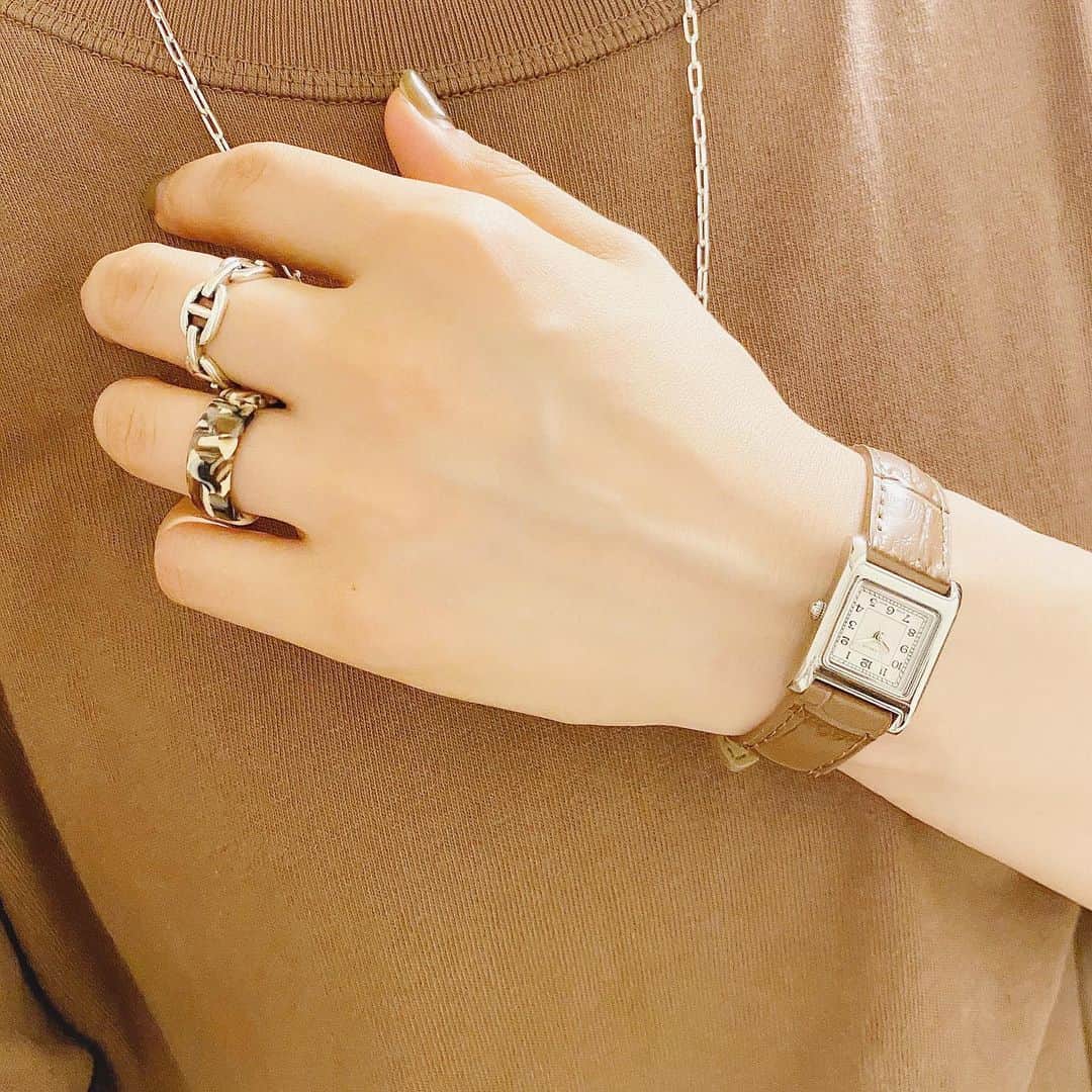 aiaiのインスタグラム：「silver×brownの手元 お気に入りのリングと時計  silverring　@pippa_plata  watch  @le_flaneur_jp  necklace/Les Bliss @yukarisumino  #時計  #腕時計  #腕時計コーデ  #watch  #時計好き  #時計好きな人と繋がりたい  #腕時計好きな人と繋がりたい  #腕時計くら部  #手元くら部  #手元コーデ  #手元倶楽部  #シルバーアクセサリー  #シルバーリング  #シルバーネックレス  #シルバーネックレスチェーン  #べっこうリング  #ブラウンコーデ」