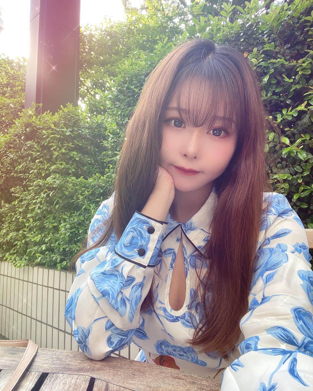 利咲さんのインスタグラム写真 - (利咲Instagram)「ちょっと前の写メ… 春の新緑が綺麗だと思ったらすぐに梅雨入り☔️ そして梅雨明けに向かう〜 もう7月も終わり今年も半分以上が過ぎて、後半戦へ。 夏が終わればあっという間に一年が終わる。  予測不可能な激動の一年となるだろうが 失う物もあれば得る物もあると思う。 歴史的な1ページですね。  打ちのめさそうになっても 前向きな選択を選ぶ事が出来たら良い。 どうかみなさん強く健康でいて下さい。 そしてまた元気にお会いしましょう。  This year will be an unpredictable turbulent one. I think there is something to lose and some to gain. It's a historic page.  I hope you can make positive choices even if you are exhausted. Stay strong and healthy.  See you again.  #fuckcorona #socialdistancing #socialdistance  #ソーシャルディスタンス という名の #広角レンズ #広角 #socialdistancing2020 #新緑 #梅雨 #梅雨明け #☂  #manoush #manoushgirl #bluerose #summer #stayhealthy #staysafe #今年の予定がめちゃくちゃになったので #来年の予定立てます」7月30日 22時22分 - himeringo908