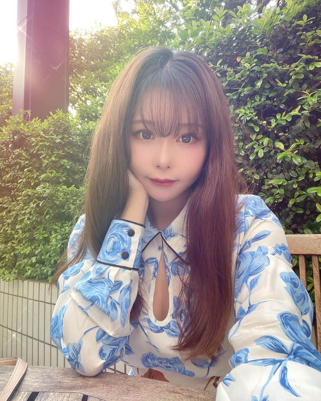 利咲のインスタグラム：「ちょっと前の写メ… 春の新緑が綺麗だと思ったらすぐに梅雨入り☔️ そして梅雨明けに向かう〜 もう7月も終わり今年も半分以上が過ぎて、後半戦へ。 夏が終わればあっという間に一年が終わる。  予測不可能な激動の一年となるだろうが 失う物もあれば得る物もあると思う。 歴史的な1ページですね。  打ちのめさそうになっても 前向きな選択を選ぶ事が出来たら良い。 どうかみなさん強く健康でいて下さい。 そしてまた元気にお会いしましょう。  This year will be an unpredictable turbulent one. I think there is something to lose and some to gain. It's a historic page.  I hope you can make positive choices even if you are exhausted. Stay strong and healthy.  See you again.  #fuckcorona #socialdistancing #socialdistance  #ソーシャルディスタンス という名の #広角レンズ #広角 #socialdistancing2020 #新緑 #梅雨 #梅雨明け #☂  #manoush #manoushgirl #bluerose #summer #stayhealthy #staysafe #今年の予定がめちゃくちゃになったので #来年の予定立てます」