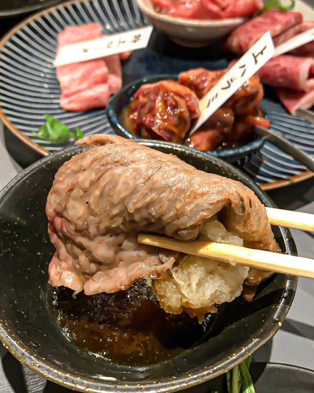 Yukicoさんのインスタグラム写真 - (YukicoInstagram)「🥩 . 京都焼肉𝑒𝑛・𝑒𝑛 . . 先斗町で焼肉🥩 扉を開けた瞬間驚くのは なんてお洒落な店内だこと♡ . 夜のおすすめ5000円のコースを いただきました🥢 . . . enen厳選サワー ▪️宮崎Hebesuサワー　650yen さっぱりいきたい方におすすめサワー✧︎*。 . ▶︎5000yen＋1500yenで90分飲み放題 . . いきなり炙り寿司からはじまる‼️ もたもたしてられない‼️ 【5,000円おすすめコース】 ▪️キムチ盛り合わせ ▪️サラダ ▪️牛刺し盛り合わせ 亀生肉が苦手な方は別途対応 ▪️レアステーキ※炙り寿司のこと ▪️はつさし ▪️せんまい つけダレ: ・ユッケだれ/京都美山の平飼いたまご ・ごま油塩 ・チョジャン ▪️追求されたネギタン ▪️厳選牛いろいろ ・リブロース ・特上ロース ・イチボ ・上ハラミ ▪️ホルモン盛り合わせ ▪️〆ご飯 ▪️デザート . . もう最初から最後まで 食べながらガッツポーズ💪🏻〃 美味しすぎてよだれはもちろん 笑顔までもこぼれてしまう𓄹𓄹𓄹 . お肉は全部やわらかとろとろ🥩 嫌いなところゼロでした💯❤️ . ネギタンもあのスタイル はじめて✨✨✨✨✨ 要領がわからずお手本を見せていただきました♡ ネギの香ばしい香りがお肉にしっかり焼きついて 一層お肉も甘味を増すんです✨ . . 写真も全部載せきれず𓄹𓄹𓄹 スイーツに至るまでクオリティ高すぎ‼️ カフェに負けてないというより スイーツのクオリティが凄すぎて💯❤️ . こんなにコスパの良い焼肉 はじめて🥺✨✨✨✨ . . そして絶対予約がおすすめです‼️ . . . . かなーーりおすすめ‼️ 保存絶対してください‼️‼️‼️ . . . . . .  京都焼肉 en・en｜先斗町﻿ @kyotoenen  京都市中京区鍋屋町209-13 ﻿ ﻿ tel: 075-286-7479 ‥‥‥‥‥‥‥‥‥‥‥‥‥‥‥‥‥‥‥‥‥‥‥‥‥‥‥‥‥‥‥‥‥‥ #kyoto#japanesefood#gourmet#yummy#美味しい#おいしい#焼肉#肉料理#関西グルメ#京都グルメ #京都スイーツ#京都カフェ#京都ランチ#食スタグラム#肉好きな人と繋がりたい#先斗町グルメ#先斗町#四条#焼肉#b級グルメ#京都焼肉 #京都#先斗町﻿#京都焼肉#グルメ#インスタグラム#インスタ映え#インフルエンサー#焼肉enen#교토」7月30日 22時22分 - yukicolifecom