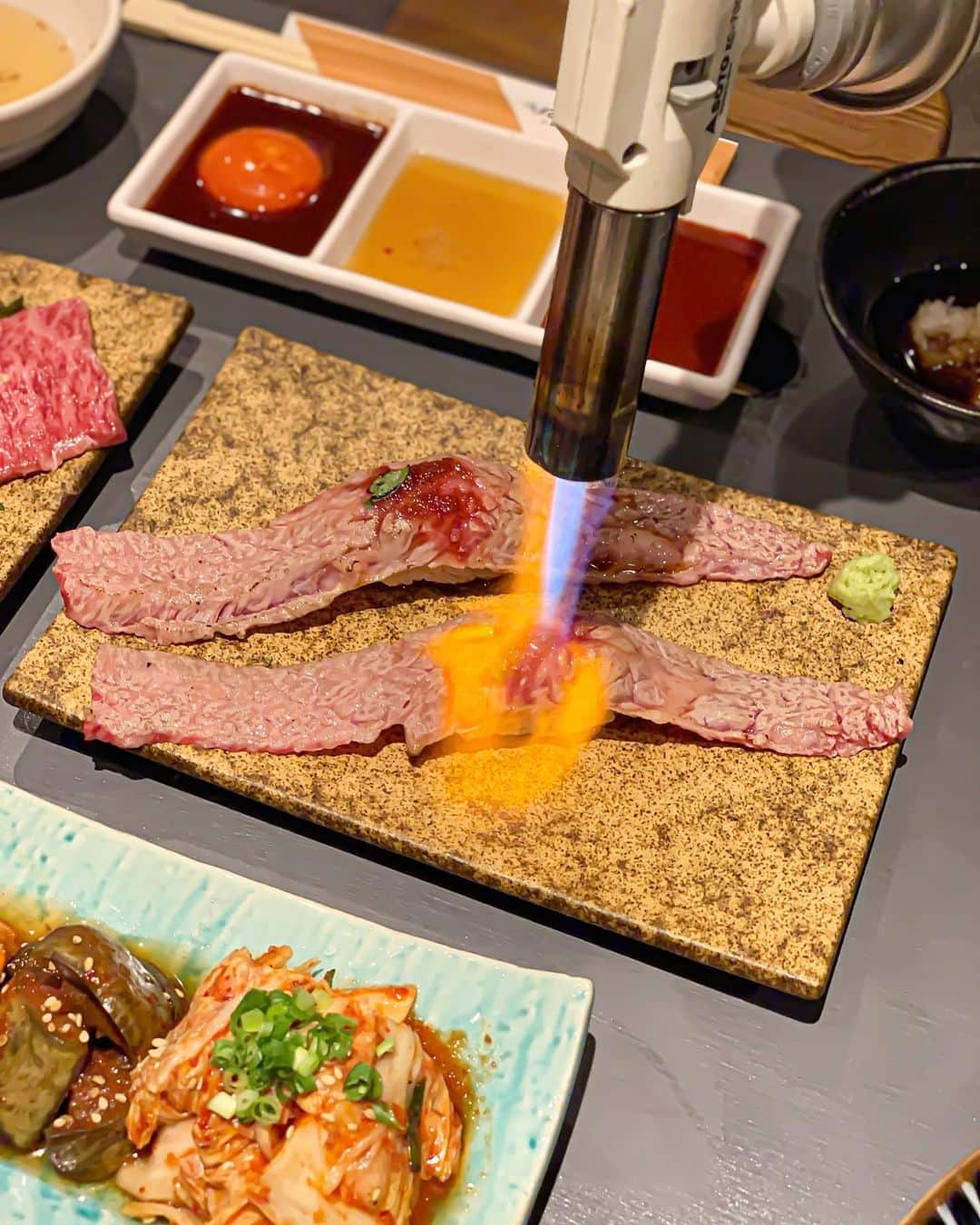 Yukicoさんのインスタグラム写真 - (YukicoInstagram)「🥩 . 京都焼肉𝑒𝑛・𝑒𝑛 . . 先斗町で焼肉🥩 扉を開けた瞬間驚くのは なんてお洒落な店内だこと♡ . 夜のおすすめ5000円のコースを いただきました🥢 . . . enen厳選サワー ▪️宮崎Hebesuサワー　650yen さっぱりいきたい方におすすめサワー✧︎*。 . ▶︎5000yen＋1500yenで90分飲み放題 . . いきなり炙り寿司からはじまる‼️ もたもたしてられない‼️ 【5,000円おすすめコース】 ▪️キムチ盛り合わせ ▪️サラダ ▪️牛刺し盛り合わせ 亀生肉が苦手な方は別途対応 ▪️レアステーキ※炙り寿司のこと ▪️はつさし ▪️せんまい つけダレ: ・ユッケだれ/京都美山の平飼いたまご ・ごま油塩 ・チョジャン ▪️追求されたネギタン ▪️厳選牛いろいろ ・リブロース ・特上ロース ・イチボ ・上ハラミ ▪️ホルモン盛り合わせ ▪️〆ご飯 ▪️デザート . . もう最初から最後まで 食べながらガッツポーズ💪🏻〃 美味しすぎてよだれはもちろん 笑顔までもこぼれてしまう𓄹𓄹𓄹 . お肉は全部やわらかとろとろ🥩 嫌いなところゼロでした💯❤️ . ネギタンもあのスタイル はじめて✨✨✨✨✨ 要領がわからずお手本を見せていただきました♡ ネギの香ばしい香りがお肉にしっかり焼きついて 一層お肉も甘味を増すんです✨ . . 写真も全部載せきれず𓄹𓄹𓄹 スイーツに至るまでクオリティ高すぎ‼️ カフェに負けてないというより スイーツのクオリティが凄すぎて💯❤️ . こんなにコスパの良い焼肉 はじめて🥺✨✨✨✨ . . そして絶対予約がおすすめです‼️ . . . . かなーーりおすすめ‼️ 保存絶対してください‼️‼️‼️ . . . . . .  京都焼肉 en・en｜先斗町﻿ @kyotoenen  京都市中京区鍋屋町209-13 ﻿ ﻿ tel: 075-286-7479 ‥‥‥‥‥‥‥‥‥‥‥‥‥‥‥‥‥‥‥‥‥‥‥‥‥‥‥‥‥‥‥‥‥‥ #kyoto#japanesefood#gourmet#yummy#美味しい#おいしい#焼肉#肉料理#関西グルメ#京都グルメ #京都スイーツ#京都カフェ#京都ランチ#食スタグラム#肉好きな人と繋がりたい#先斗町グルメ#先斗町#四条#焼肉#b級グルメ#京都焼肉 #京都#先斗町﻿#京都焼肉#グルメ#インスタグラム#インスタ映え#インフルエンサー#焼肉enen#교토」7月30日 22時22分 - yukicolifecom