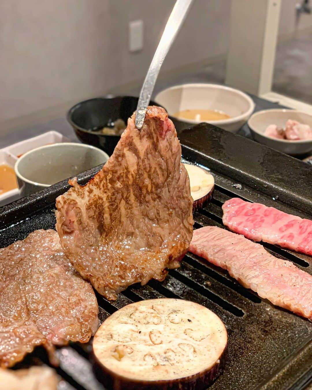 Yukicoさんのインスタグラム写真 - (YukicoInstagram)「🥩 . 京都焼肉𝑒𝑛・𝑒𝑛 . . 先斗町で焼肉🥩 扉を開けた瞬間驚くのは なんてお洒落な店内だこと♡ . 夜のおすすめ5000円のコースを いただきました🥢 . . . enen厳選サワー ▪️宮崎Hebesuサワー　650yen さっぱりいきたい方におすすめサワー✧︎*。 . ▶︎5000yen＋1500yenで90分飲み放題 . . いきなり炙り寿司からはじまる‼️ もたもたしてられない‼️ 【5,000円おすすめコース】 ▪️キムチ盛り合わせ ▪️サラダ ▪️牛刺し盛り合わせ 亀生肉が苦手な方は別途対応 ▪️レアステーキ※炙り寿司のこと ▪️はつさし ▪️せんまい つけダレ: ・ユッケだれ/京都美山の平飼いたまご ・ごま油塩 ・チョジャン ▪️追求されたネギタン ▪️厳選牛いろいろ ・リブロース ・特上ロース ・イチボ ・上ハラミ ▪️ホルモン盛り合わせ ▪️〆ご飯 ▪️デザート . . もう最初から最後まで 食べながらガッツポーズ💪🏻〃 美味しすぎてよだれはもちろん 笑顔までもこぼれてしまう𓄹𓄹𓄹 . お肉は全部やわらかとろとろ🥩 嫌いなところゼロでした💯❤️ . ネギタンもあのスタイル はじめて✨✨✨✨✨ 要領がわからずお手本を見せていただきました♡ ネギの香ばしい香りがお肉にしっかり焼きついて 一層お肉も甘味を増すんです✨ . . 写真も全部載せきれず𓄹𓄹𓄹 スイーツに至るまでクオリティ高すぎ‼️ カフェに負けてないというより スイーツのクオリティが凄すぎて💯❤️ . こんなにコスパの良い焼肉 はじめて🥺✨✨✨✨ . . そして絶対予約がおすすめです‼️ . . . . かなーーりおすすめ‼️ 保存絶対してください‼️‼️‼️ . . . . . .  京都焼肉 en・en｜先斗町﻿ @kyotoenen  京都市中京区鍋屋町209-13 ﻿ ﻿ tel: 075-286-7479 ‥‥‥‥‥‥‥‥‥‥‥‥‥‥‥‥‥‥‥‥‥‥‥‥‥‥‥‥‥‥‥‥‥‥ #kyoto#japanesefood#gourmet#yummy#美味しい#おいしい#焼肉#肉料理#関西グルメ#京都グルメ #京都スイーツ#京都カフェ#京都ランチ#食スタグラム#肉好きな人と繋がりたい#先斗町グルメ#先斗町#四条#焼肉#b級グルメ#京都焼肉 #京都#先斗町﻿#京都焼肉#グルメ#インスタグラム#インスタ映え#インフルエンサー#焼肉enen#교토」7月30日 22時22分 - yukicolifecom