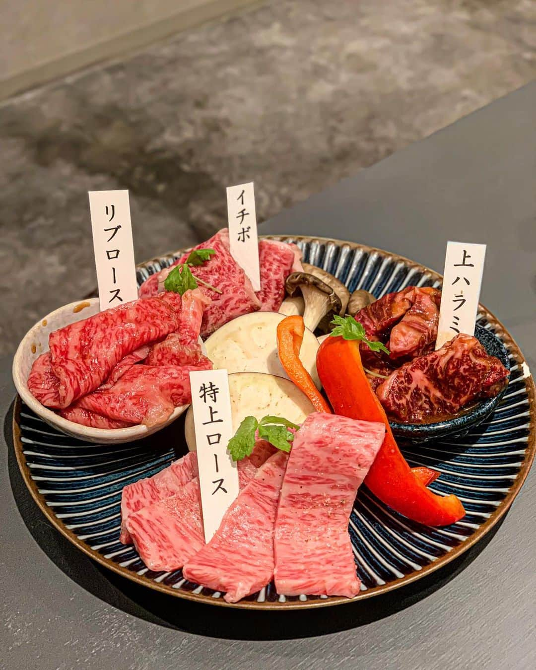 Yukicoさんのインスタグラム写真 - (YukicoInstagram)「🥩 . 京都焼肉𝑒𝑛・𝑒𝑛 . . 先斗町で焼肉🥩 扉を開けた瞬間驚くのは なんてお洒落な店内だこと♡ . 夜のおすすめ5000円のコースを いただきました🥢 . . . enen厳選サワー ▪️宮崎Hebesuサワー　650yen さっぱりいきたい方におすすめサワー✧︎*。 . ▶︎5000yen＋1500yenで90分飲み放題 . . いきなり炙り寿司からはじまる‼️ もたもたしてられない‼️ 【5,000円おすすめコース】 ▪️キムチ盛り合わせ ▪️サラダ ▪️牛刺し盛り合わせ 亀生肉が苦手な方は別途対応 ▪️レアステーキ※炙り寿司のこと ▪️はつさし ▪️せんまい つけダレ: ・ユッケだれ/京都美山の平飼いたまご ・ごま油塩 ・チョジャン ▪️追求されたネギタン ▪️厳選牛いろいろ ・リブロース ・特上ロース ・イチボ ・上ハラミ ▪️ホルモン盛り合わせ ▪️〆ご飯 ▪️デザート . . もう最初から最後まで 食べながらガッツポーズ💪🏻〃 美味しすぎてよだれはもちろん 笑顔までもこぼれてしまう𓄹𓄹𓄹 . お肉は全部やわらかとろとろ🥩 嫌いなところゼロでした💯❤️ . ネギタンもあのスタイル はじめて✨✨✨✨✨ 要領がわからずお手本を見せていただきました♡ ネギの香ばしい香りがお肉にしっかり焼きついて 一層お肉も甘味を増すんです✨ . . 写真も全部載せきれず𓄹𓄹𓄹 スイーツに至るまでクオリティ高すぎ‼️ カフェに負けてないというより スイーツのクオリティが凄すぎて💯❤️ . こんなにコスパの良い焼肉 はじめて🥺✨✨✨✨ . . そして絶対予約がおすすめです‼️ . . . . かなーーりおすすめ‼️ 保存絶対してください‼️‼️‼️ . . . . . .  京都焼肉 en・en｜先斗町﻿ @kyotoenen  京都市中京区鍋屋町209-13 ﻿ ﻿ tel: 075-286-7479 ‥‥‥‥‥‥‥‥‥‥‥‥‥‥‥‥‥‥‥‥‥‥‥‥‥‥‥‥‥‥‥‥‥‥ #kyoto#japanesefood#gourmet#yummy#美味しい#おいしい#焼肉#肉料理#関西グルメ#京都グルメ #京都スイーツ#京都カフェ#京都ランチ#食スタグラム#肉好きな人と繋がりたい#先斗町グルメ#先斗町#四条#焼肉#b級グルメ#京都焼肉 #京都#先斗町﻿#京都焼肉#グルメ#インスタグラム#インスタ映え#インフルエンサー#焼肉enen#교토」7月30日 22時22分 - yukicolifecom