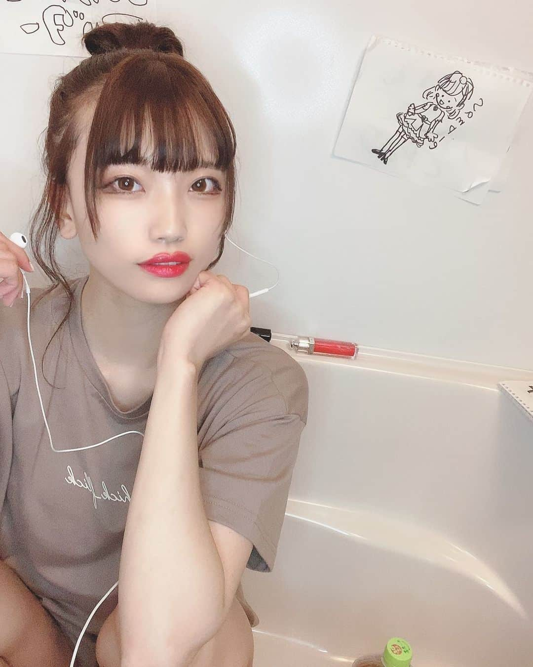 石原美沙紀さんのインスタグラム写真 - (石原美沙紀Instagram)「お風呂場はアート💖🥰白背景で一番盛れるのだ♡ #アート　#お風呂　#アイドル　#女優　#自撮り　#撮影　#石原美沙紀 #フォローしてね　#followforfollowback #bathtime #japanesegirl」7月30日 22時32分 - misaki_ishihara99