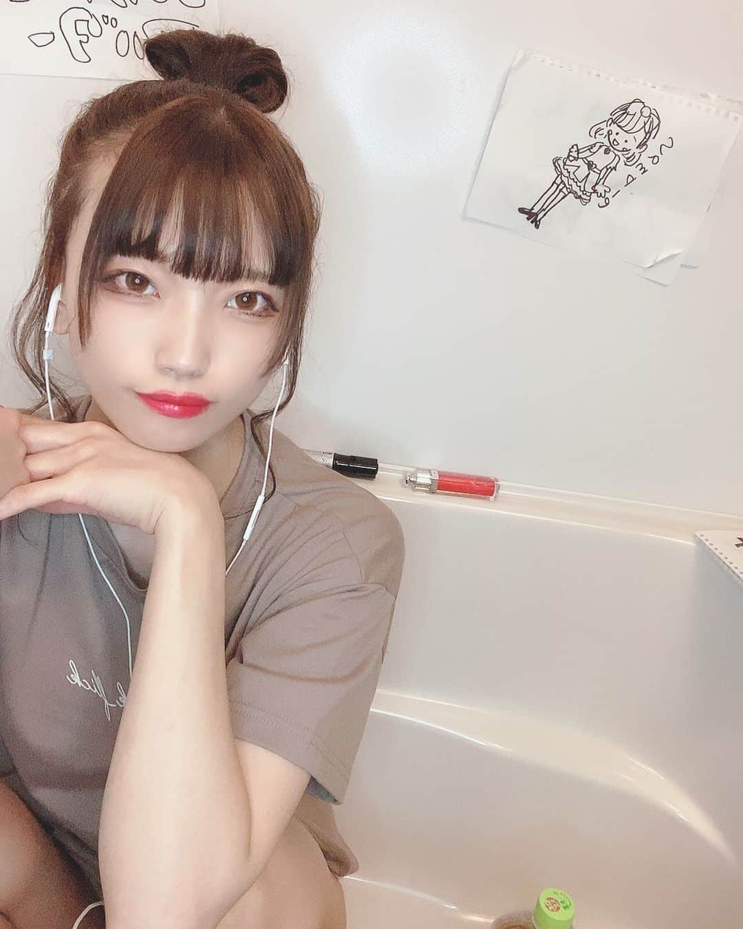 石原美沙紀さんのインスタグラム写真 - (石原美沙紀Instagram)「お風呂場はアート💖🥰白背景で一番盛れるのだ♡ #アート　#お風呂　#アイドル　#女優　#自撮り　#撮影　#石原美沙紀 #フォローしてね　#followforfollowback #bathtime #japanesegirl」7月30日 22時32分 - misaki_ishihara99