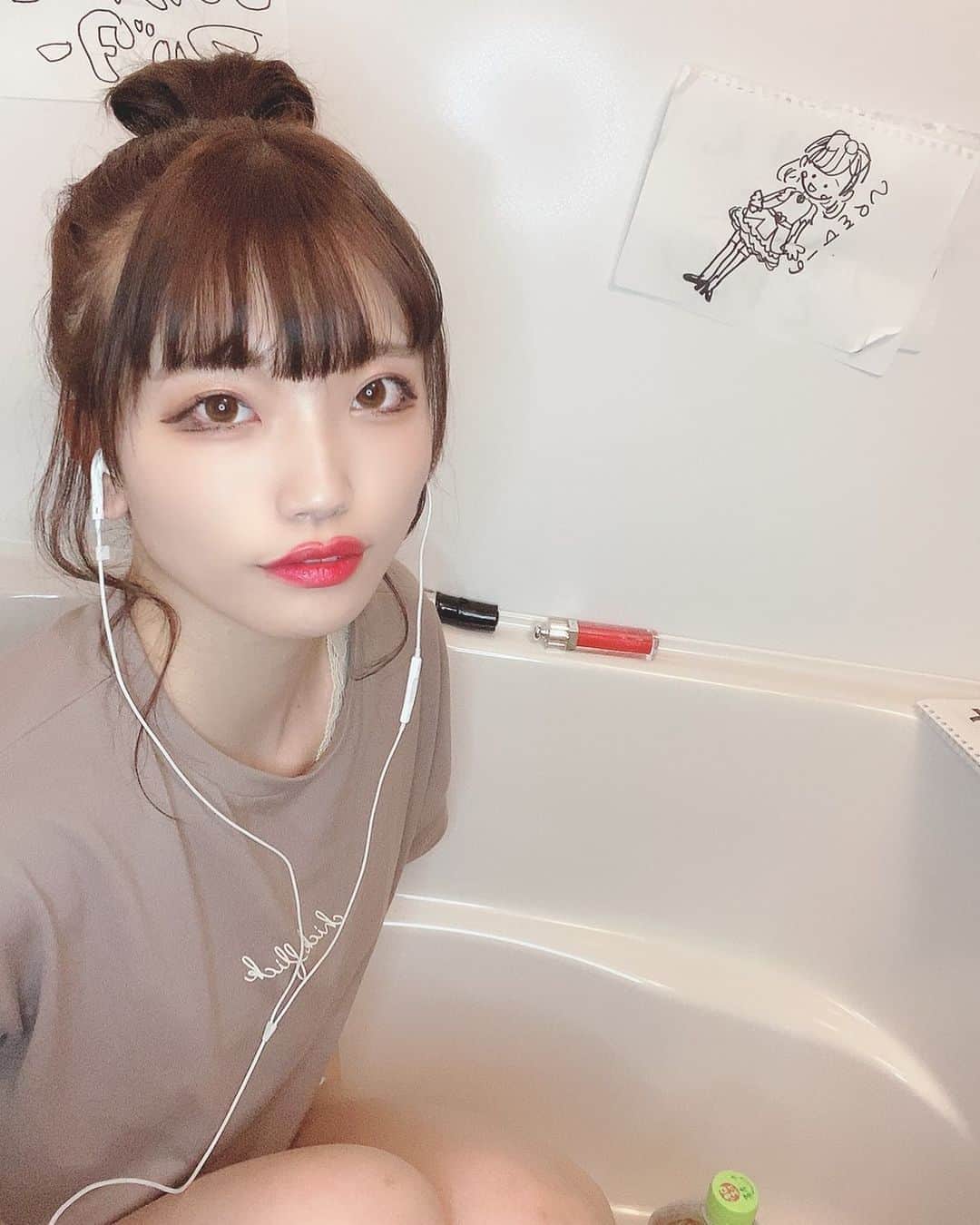石原美沙紀のインスタグラム：「お風呂場はアート💖🥰白背景で一番盛れるのだ♡ #アート　#お風呂　#アイドル　#女優　#自撮り　#撮影　#石原美沙紀 #フォローしてね　#followforfollowback #bathtime #japanesegirl」