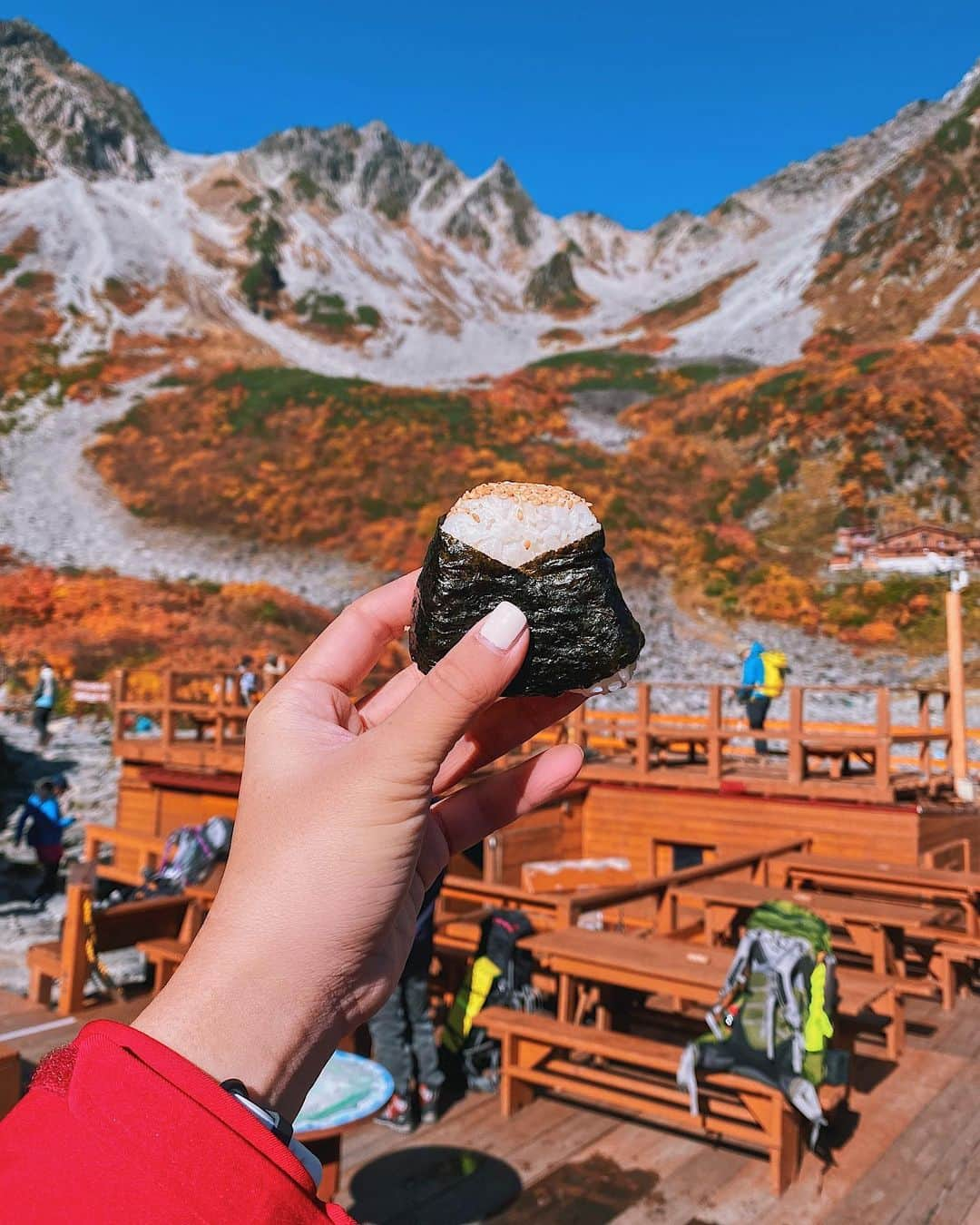 Girleatworldのインスタグラム：「🍙 Onigiri after a long hike to Karasawa Hyutte to see the autumn leaves in Japan last October 🍁🍂. I couldn't have predicted it at the time, but this was the last time I traveled, and it's over 8 months ago!!  I've gotten a few DMs asking why I have not been active on IG. Well, for one, I haven't been out of Singapore at all this year. For us in Singapore, the COVID-19 situation began way earlier before it escalated globally so it would not be wise to travel.  Another reason is... I didn't feel right to be promoting travel given the current climate of the world. All of you know I am normally an advocate for travel and exploring the world, but I do believe we can all benefit from staying put for the time being. I don't think international travel is going to recover this year, with all the second waves popping up all over the world.  It does suck though, and I'm really missing my second homes... Tokyo and Bali in particular. I don't know when things will return back to normal but one thing for sure, I will never take travel for granted again.」