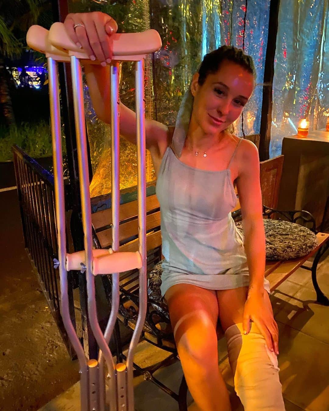 Nicky Gileさんのインスタグラム写真 - (Nicky GileInstagram)「throwback to getting a tattoo in Bali about 2 days after my accident with 19 stitches in my knee😂 also insisting on going out to dinner.. i remember sitting at dinner feeling like my knee was still open. what a time」7月30日 22時29分 - morenickygile