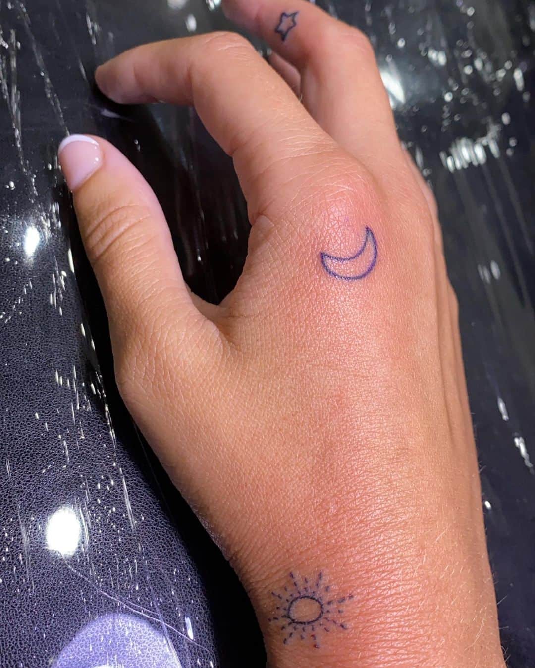 Nicky Gileさんのインスタグラム写真 - (Nicky GileInstagram)「throwback to getting a tattoo in Bali about 2 days after my accident with 19 stitches in my knee😂 also insisting on going out to dinner.. i remember sitting at dinner feeling like my knee was still open. what a time」7月30日 22時29分 - morenickygile