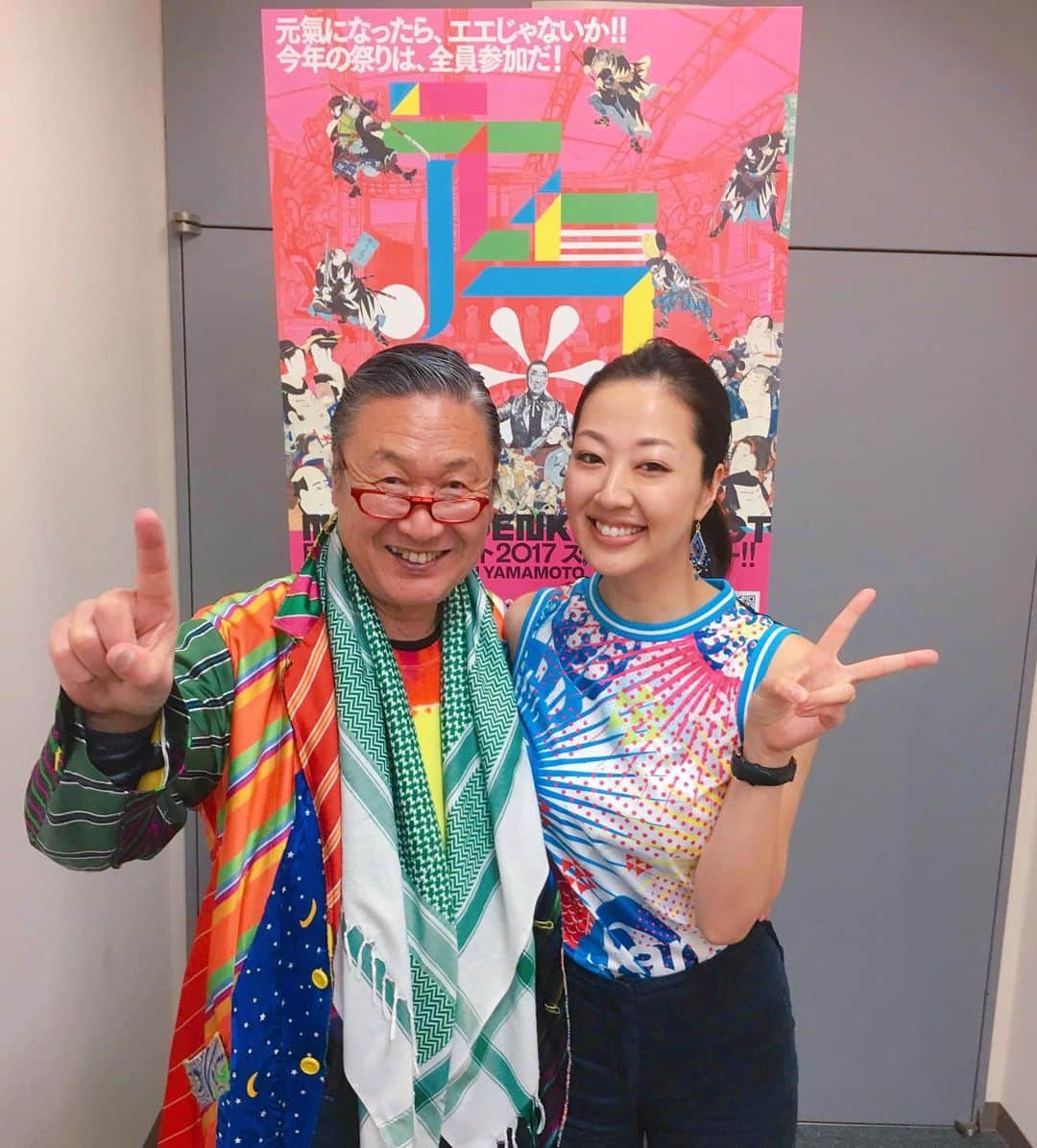 のインスタグラム：「* 世界のファッションデザイナー山本寛斎さんが 2020.7.21にお亡くなりになられました。 * * 寛斎さんとの出会いは、 私がミスインターナショナル日本代表になった2013年。 世界の舞台で闘える民族衣装は何だろうと悩んでいたとき、 寛斎さんの元で働きたくて上京してきた友人の一言で、 寛斎さんの著書『熱き心』を読みました。  その本を読んだら寛斎さんの人生観が 日本代表になったときの私の心をグッと掴んで、 どうしても寛斎さんに民族衣装を作って欲しいと思い、 一個人の24歳の人間が世界の山本寛斎さんに 直筆で手紙を書きました。  その後ショーも観に行き、隙を狙って寛斎さんに声をかけて 後日、貴重なお時間をいただけることに。  緊張で足を震わせながら何度も寛斎さんの元に足を運び、 想いが溢れすぎて泣きながらお話をして、 “OK”をいただいたときの感動と喜びは今も鮮明に覚えてます。  諦めずに動き続けることの大切さや、 本物の熱い想いを持って伝えたら 人の心にちゃんと届くことを教えてくれました。 * * そこからミスの民族衣装だけでなく、 ロンドンやトルコ、日本でのショーに毎年出させて頂き、 沢山の温かいご縁が広がって今の私があります。  寛斎さんのショーはいつも心から楽しかった。 ゆいまるがお腹にいたときもショーに出たし、 生まれてからも観せることができたこと、 私の誇りです。 * とてもエネルギッシュな方だったから 白血病になったと聞いた時も 心のどこかで寛斎さんなら大丈夫と思っていたし、 亡くなられたなんて今も信じられません。 * * 長くなりましたが、、、 明日、7月31日(金)の20:00からオンラインにて 比叡山延暦寺から生中継&視聴無料で 日本元気プロジェクト2020が開催されます！  公式サイト： http://www.kansai-inc.co.jp/ngp2020/  寛斎さんが皆さんに伝えたかったこと、 きっと想いが強く強く表現されると思います。  今こそ必要な日本元気プロジェクト。 是非観てください！(※私は出演しません) * * 最後にご一緒できなかったことが心残りだけど、 今日は『熱き心』をもう一度読んで、 寛斎さんに伝えた想いの実現に向けて 自分の心を再確認してみようと思う。 * * また、寛斎さんの元で働きたくて上京してきた友人の 夢を叶えるほんのきっかけになれたことを改めて嬉しく思います。 * 山本寛斎さん、心からありがとうございました。 ご冥福をお祈り申し上げます。 * #kansaiyamaoto #山本寛斎 #日本元気プロジェクト」
