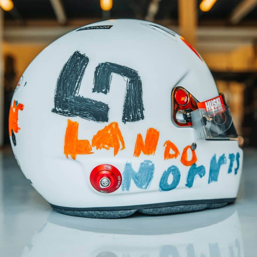 F1さんのインスタグラム写真 - (F1Instagram)「This is absolutely fantastic! 🤩 . Lando Norris' helmet for the #BritishGP was designed by Eva, aged six . We love your work, Eva! 👏 . #F1 #Formula1 @landonorris @mclaren」7月30日 22時31分 - f1