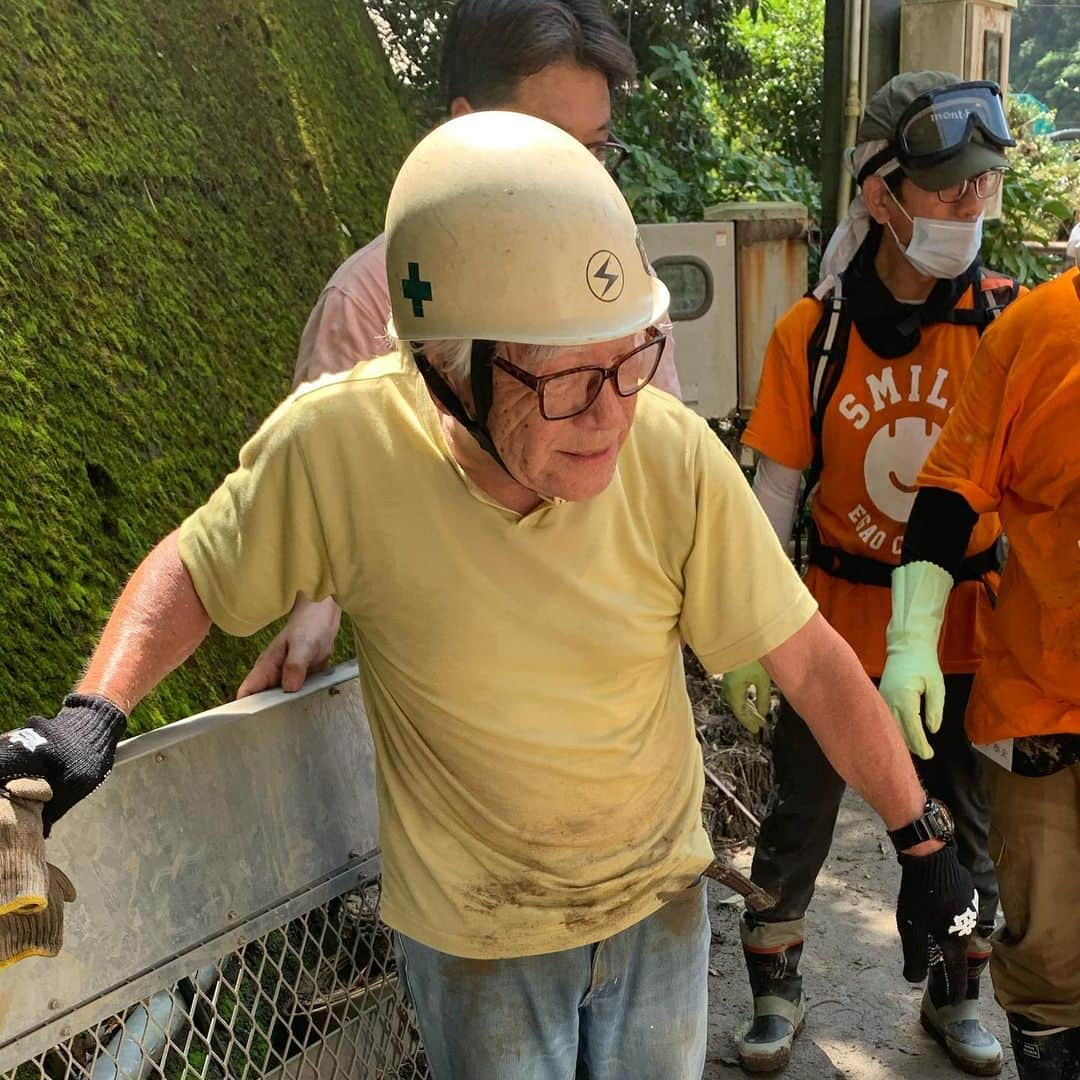 巻誠一郎さんのインスタグラム写真 - (巻誠一郎Instagram)「今日は球磨村、神瀬地区へ。  株式会社えがおさんチームと、神瀬地区の家の中の作業途中、作業の横でおじいちゃんがウロウロされてました。  何かお手伝できることがあるますか？と尋ねると。助かります！！ とご返答があり、 作業されてる所へ行ってみると...  球磨川の氾濫で浸水した給水ポンプを新しいものに取り替える作業中でした。  100キロ近いポンプをおじいちゃん2人で押したり、引いたり、、、 えっ！！この作業をおじいちゃん2人で？？  古いポンプは泥にまみれ、水がタンクに入っててめちゃくちゃ重たい...  話を伺うと、おじいちゃんが昨日1人で取り外し、外へ持ち出したとのこと。 大人4人でもギリギリ持てるかぐらいの重量を。  どうやって出したの？尋ねると。根性ですたい！！  しかし、今日の設置は1人で難しいのでバイトを雇って...とのこと。  という事はもう1人のおじいちゃんはバイトのおじいちゃん。  依頼しても若い方のバイトはいなかったそうです。  ここ神瀬地区ではおじいちゃんは若手らしく、更にご高齢の方たちばかりでお話を聞いてて、やりきれない気持ちになりました。  この地域でこれがまだまだ被災地の現状です。  もどかしく、悔しい気持ちになりましたが、こうやって支え合って生きていく事、前を向いて僕も一緒に進んでいきたいなと思いました。  被災地ではたくさんのご縁をいただき、僕がたくさんの方々パワーをいただいてます。  おじいちゃんの根性！！僕がいただきました！  #災害復興支援プロジェクト #ユアアクション #クラウドファンディング #マクアケ #巻誠一郎」7月30日 22時32分 - makiseiichiro9