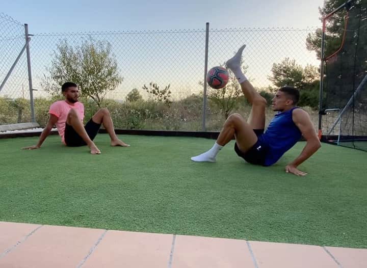 マルク・バルトラのインスタグラム：「De las mejores cosas que me ha dado la vida es tener un hermano mellizo, seguir haciendo lo que hacíamos de pequeños... Cuanto le echaba de menos! Y vosotros, qué aficiones compartís con vuestros hermanos? Os leo! #feelings #twins #SantJaumeDelsDomenys」