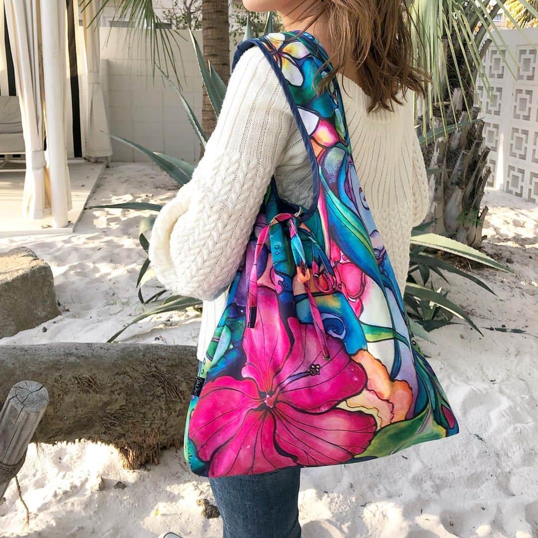 ラレイアのインスタグラム：「🌺 お待たせしました！ 大好評のワンショルダートートバッグが再入荷しました😊✨ ・ こちら明日より発送可能です🙏💕 ・ 今なら夏割セールも開催中！ ぜひお見逃しなく😍🌴 ・ ・ ・  ---La Leia Precious Life(ラレイア)--- @laleia_official ・ 楽天市場店 https://www.rakuten.co.jp/laleia-p-life/ ・ au wowma店 https://wowma.jp/user/52666346 ・ Yahooショッピング店 https://shopping.geocities.jp/laleia-p-life/ ・ ・ @laleia_official  @colleenwilcoxgallery_jp  #colleenwilcox#art#hawaii#aloha#surf#beach#laleia#ハワイ#フォトジェニック#インスタ映え#インスタ女子#アロハ#ビーチ#海を感じる雑貨#ラレイア#アート#ビーチガール#サーフスタイル#大人カジュアル#バッグ #コリーンウィルコックス#ギフト#プレゼント」