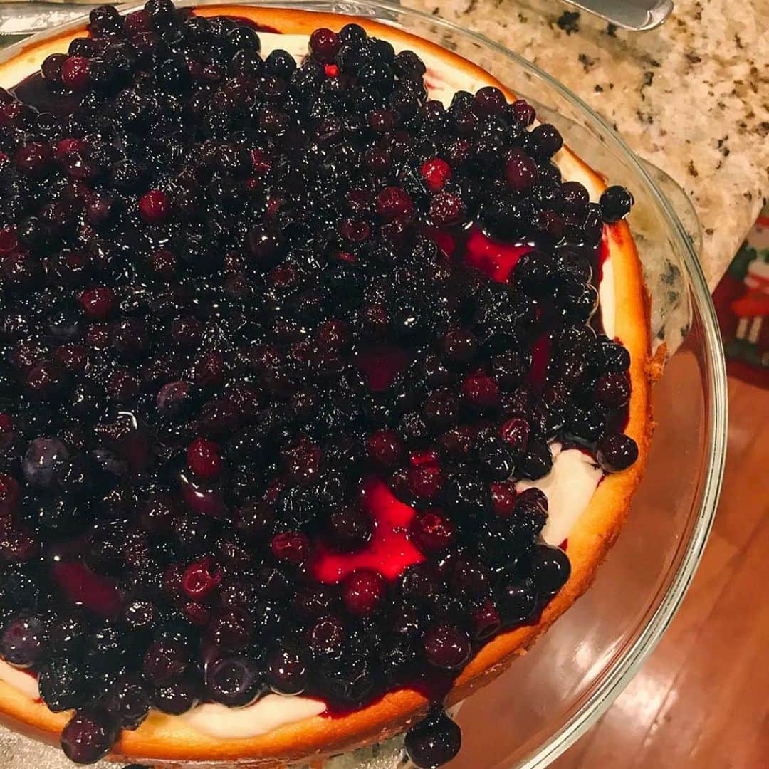 Food & Wineさんのインスタグラム写真 - (Food & WineInstagram)「The best part about @thebasecampchef_'s St. Louis-style cheesecake—besides the ridiculously creamy texture—there’s no water bath required! This beaut is the cover star of our August issue; Tap the link to #cookthecover!」7月30日 22時34分 - foodandwine