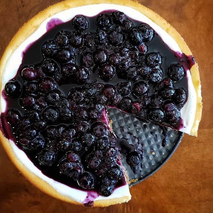 Food & Wineさんのインスタグラム写真 - (Food & WineInstagram)「The best part about @thebasecampchef_'s St. Louis-style cheesecake—besides the ridiculously creamy texture—there’s no water bath required! This beaut is the cover star of our August issue; Tap the link to #cookthecover!」7月30日 22時34分 - foodandwine