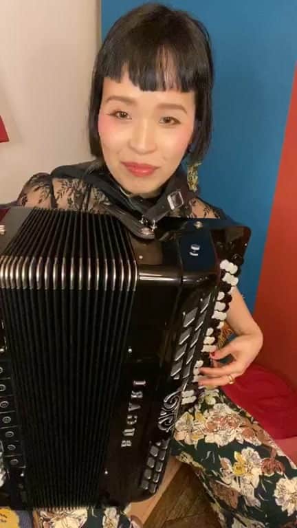 小春のインスタグラム：「チャラン・ポ・ランタンの姉はアコーディオンを練習している」