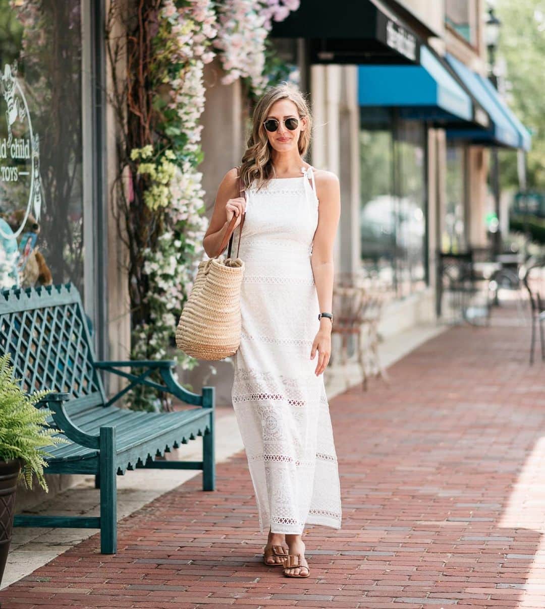 Anna Jane Wisniewskiのインスタグラム：「I wore this dress a few weeks ago to announce my pregnancy and received so many questions on where I bought it.  So proud to say it’s @WHBM and I’m working with them to showcase some awesome, casual, summer looks (here, on stories, AND the blog!).    A simple, white dress is an absolute staple for me.  It’s easy to look effortless and beautiful in such a pretty, white dress.  Plus, it’ll look good on you--pregnant or not (note: I sized up for my #25week bump!).  Be sure to check out my other @WHBM looks on the blog and IG stories!  AD #WHBM   http://liketk.it/2ToZv #liketkit @liketoknow.it 📸 @ironandhoney」