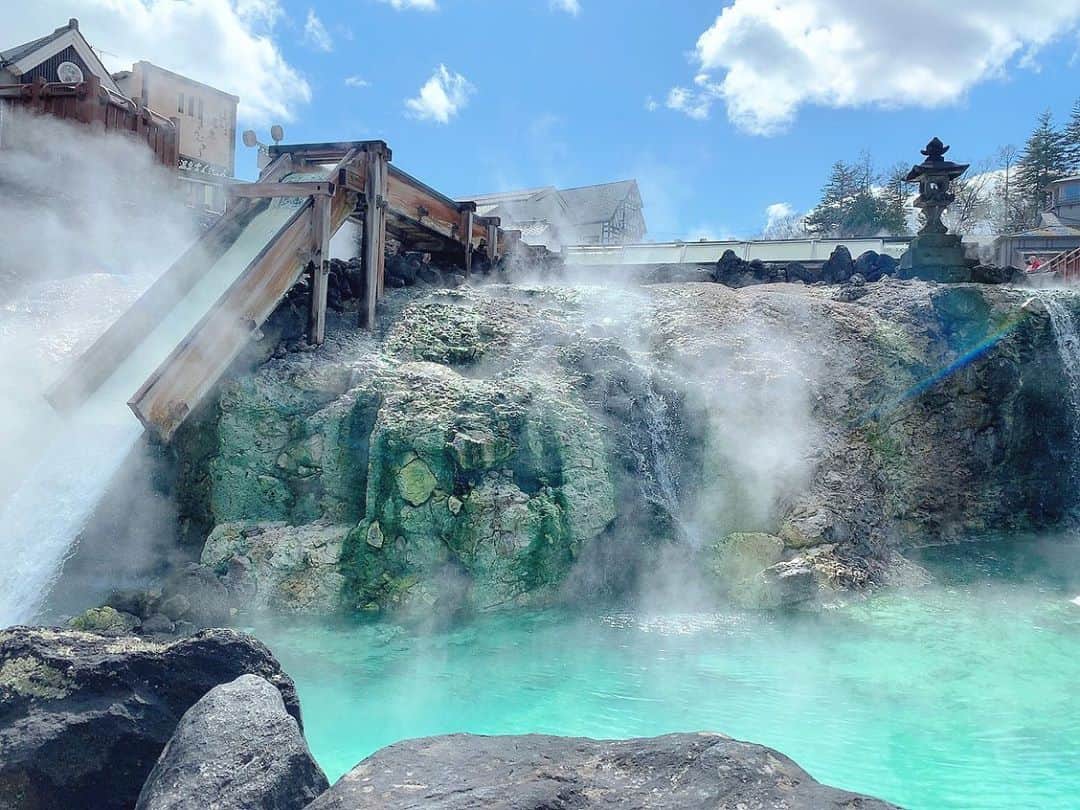栗田萌のインスタグラム：「草津温泉♨️✨ 『テルマエ・ロマエⅡ』で観てから、ずっと行きたかった湯畑〜♨️初めて行ったんだ♪ ライトアップも綺麗でした⭐️ "恋の病以外はどんな病気も治る"って魅力的🥰 詳しくは今夜アップするブログ「くりもえDiary」をみてね🤗💕 #草津 #温泉 #草津温泉 #湯畑 #湯もみ #湯もみちゃん #群馬」