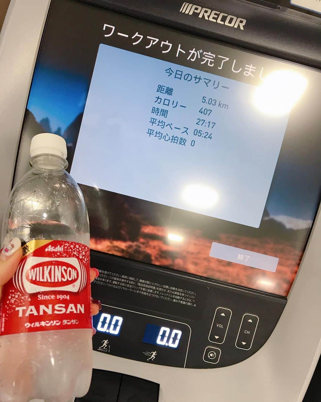 DJ MIYAさんのインスタグラム写真 - (DJ MIYAInstagram)「やっほほーん💓こんばんは❤️走るの大好き！昨日もGYMで5km走り込みでした❤️(o^^o) . . . Today's running samary: 5km→27:17分钟❤️   のんびりペース♪🌈  .  走るのはやっぱり楽しい。 .  月に60km〜80km走り込みしています💗❤️ . .  .  お風呂、Jacuzziでrelaxしてから、またstudioでた❤️(o^^o)  アスリートやrunnerは、冷え性多し♪ . . .  写真はめっちゃすっぴん。笑 . .  筋肉量も適度に増やしていて、脚の蹴り上げもしっかりとできるように走っています。 それでいて身体が軽いので 走るのが、ほんっとに楽しい💓💓(o^^o) . . .  人も夕方の時間、少なくてほとんどいないし快適でした(o^^o) . . なるべく人のいない時間にGYMで training行って帰りたいと思います。  . . .  肉体を強化しています❤️筋肉、身体のバランスを整えてメンタルも鍛えよう！！！！（╹◡╹）❤️ . . . 楽しかった💗💓❤️ . 今日のwear→ @niketokyo   @mizunojp   写真3枚目と4枚目は @andar_japan   #ランニング大好き  #running #有酸素トレーニング #有酸素 #走るの好き #健康  #フィットネス女子 #ランニング好き  #スポーツ #筋肉女子 #筋トレ女子 #トレーニング #ワークアウト #workout #ワークアウト女子 #フィットネス  #走りましたグラム  #ランニング #スポーツウェア #ヨガレギンス  #フィットネスウェア #トレーニングウェア #ビュースタグラマー #今日のコーデ #インスタグラマー  #腹筋女子  #美容 #日本体育大学 #日体大 #すっぴん」7月30日 22時46分 - dj_miya