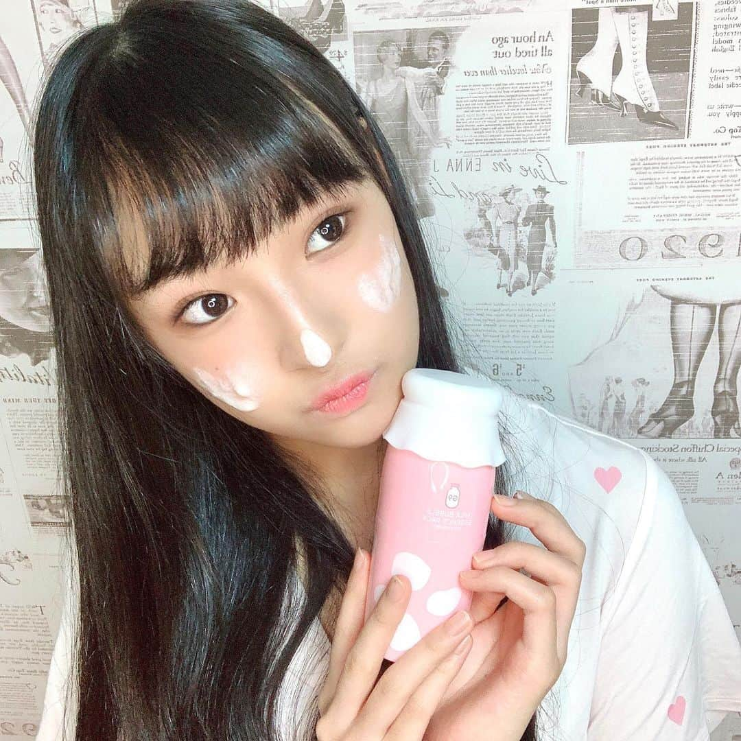 岡本怜奈さんのインスタグラム写真 - (岡本怜奈Instagram)「♡﻿ 𝙼𝙸𝙻𝙺 𝙱𝚄𝙱𝙱𝙻𝙴 𝙴𝚂𝚂𝙴𝙽𝙲𝙴 𝙿𝙰𝙲𝙺🍼💓 ﻿ ﻿ パッケージがかわいくて一目惚れ🥺❤️﻿ ﻿ 乳液が泡に変化してびっくり😳﻿ ﻿ 洗い流さないでそのまま塗り込むから﻿ 手軽でhappy〜╰(*´︶`*)╯♡﻿ ﻿ イチゴの香りもすごく良くてお気に入り🍓﻿ ♡﻿ ♡﻿ #岡本怜奈 #れなたん #nmb48 #韓国コスメ﻿ #美容 #美容液 #美容液パック #炭酸パック﻿ #もちもち肌 #しっとり肌 #パッケージ可愛い﻿ #milkbubble #milkbubbleessencepack﻿ #happy #Instagood」7月30日 22時47分 - renatan1222