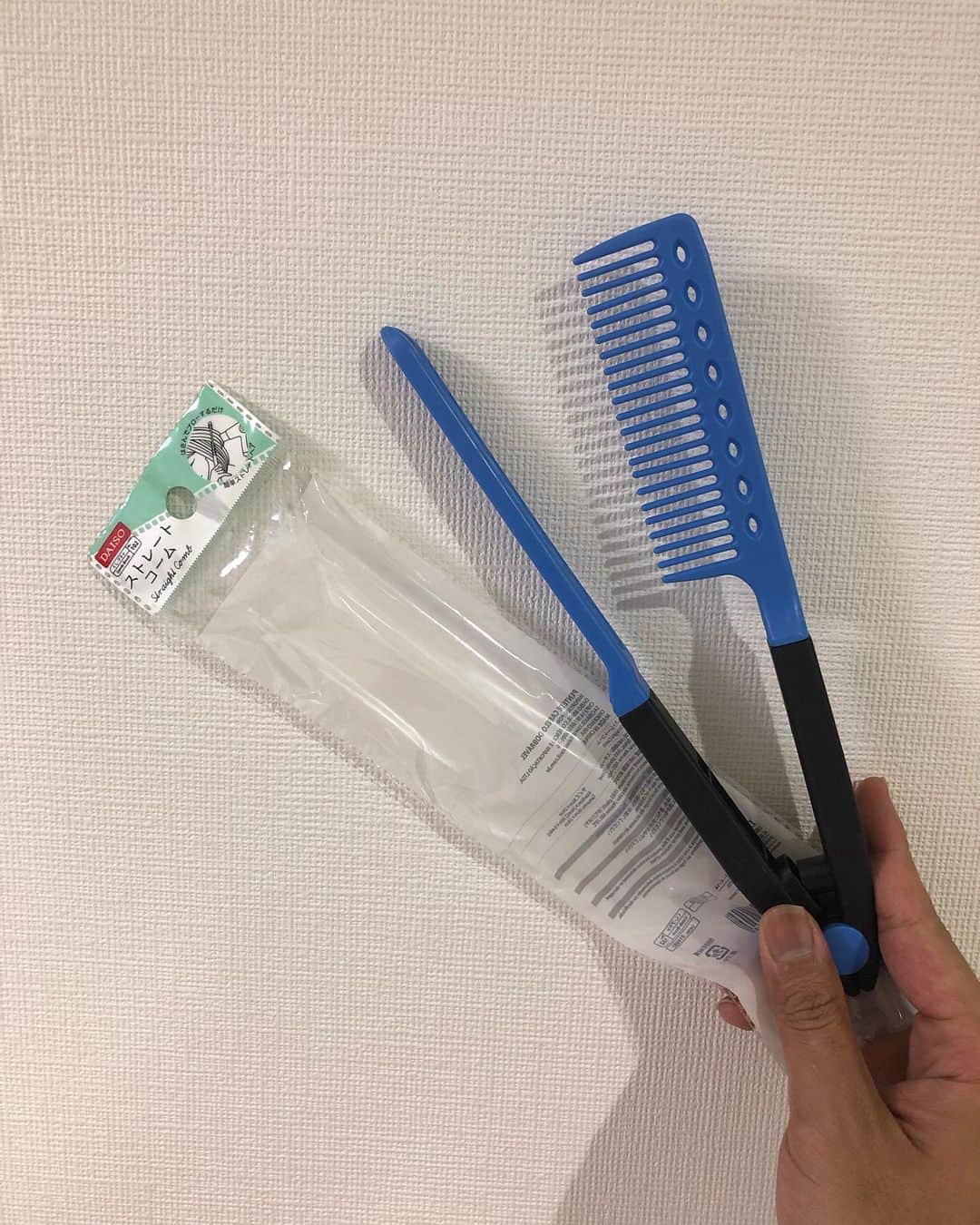 小山雄也さんのインスタグラム写真 - (小山雄也Instagram)「コスパによい100均にあるストレートコームご存知ですか？？ TikTokでも以前動画出したらかなりバズってたから使ってる人も多いかもしれないけど。 普通のブラシでブローしながらドライヤーをするよりも楽な印象😃 僕的なデメリットとしては 癖毛の人などで引っ張りすぎるとプラスチックのため折れやすい、、🤣 でも100円にしてはコスパは良い方じゃないかな？ 簡単な使い方について説明します 【保存して参考までに✌️】 ポイントとしては ドライヤーである程度乾かしてから使う!!!!  タオルドライした後すぐではなくて、 ドライヤーで6・7割乾かした段階でつかうのがオススメ ・びしょびしょの髪の毛をストレートコームで挟むのはオススメしません  ・ ・　 #小山のヘアケア紹介 これからこんな感じで3回に1回はコスパに良い物や僕のオススメする物をインスタで紹介していこうと思います！ それでは明日も美髪に ・ ・ PS.3枚目4枚目 現在週3でYouTubeあげてます 自宅で簡単に髪の毛を綺麗にしたい方は YouTube見てね！ 美容室あるあるシリーズも沢山あげてます プロフのURLか【coupeの放課後】で検索してね。 #美容師youtuber #美容師あるある #美容室あるある#熊本youtuber#美容師の休日　#ダイソー」7月30日 22時48分 - yuya.koyama