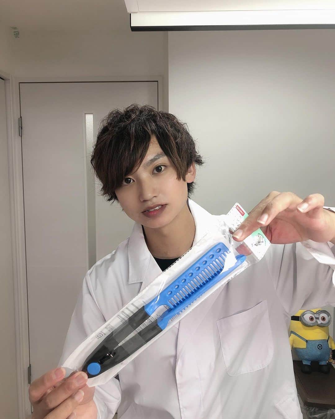 小山雄也さんのインスタグラム写真 - (小山雄也Instagram)「コスパによい100均にあるストレートコームご存知ですか？？ TikTokでも以前動画出したらかなりバズってたから使ってる人も多いかもしれないけど。 普通のブラシでブローしながらドライヤーをするよりも楽な印象😃 僕的なデメリットとしては 癖毛の人などで引っ張りすぎるとプラスチックのため折れやすい、、🤣 でも100円にしてはコスパは良い方じゃないかな？ 簡単な使い方について説明します 【保存して参考までに✌️】 ポイントとしては ドライヤーである程度乾かしてから使う!!!!  タオルドライした後すぐではなくて、 ドライヤーで6・7割乾かした段階でつかうのがオススメ ・びしょびしょの髪の毛をストレートコームで挟むのはオススメしません  ・ ・　 #小山のヘアケア紹介 これからこんな感じで3回に1回はコスパに良い物や僕のオススメする物をインスタで紹介していこうと思います！ それでは明日も美髪に ・ ・ PS.3枚目4枚目 現在週3でYouTubeあげてます 自宅で簡単に髪の毛を綺麗にしたい方は YouTube見てね！ 美容室あるあるシリーズも沢山あげてます プロフのURLか【coupeの放課後】で検索してね。 #美容師youtuber #美容師あるある #美容室あるある#熊本youtuber#美容師の休日　#ダイソー」7月30日 22時48分 - yuya.koyama