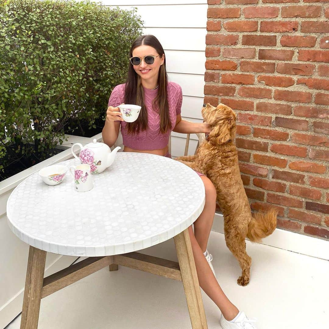 ミランダ・カーさんのインスタグラム写真 - (ミランダ・カーInstagram)「Happy International Friendship Day 👯‍♀️ Teddy and I are celebrating with teatime using my favorite @royalalbertengland Everyday Friendship set 🦋💖🌸The collection is all dishwasher safe🌈 Tag your bestie 💕」7月30日 22時52分 - mirandakerr