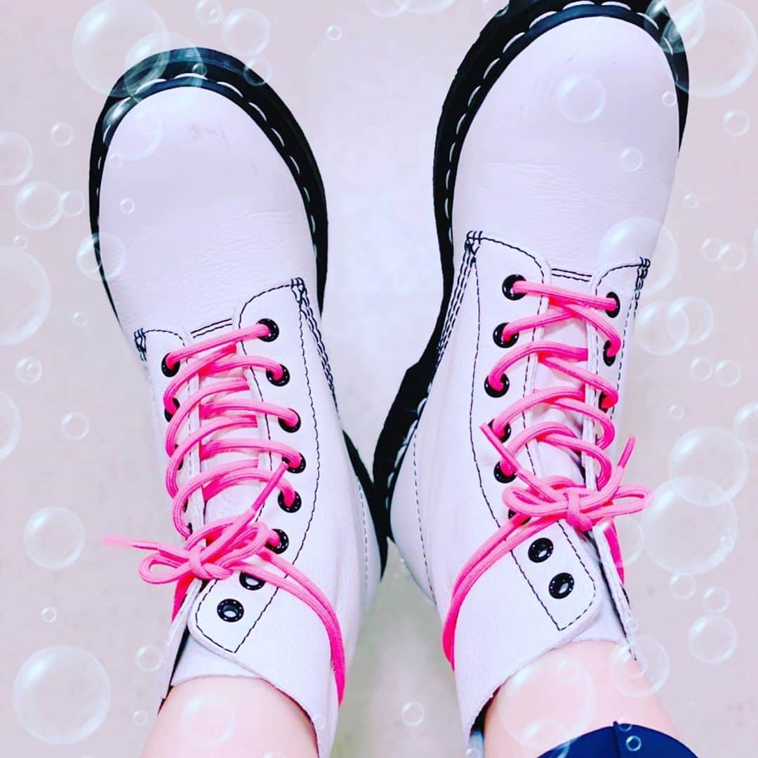 相原くるみ（西野七瀬）さんのインスタグラム写真 - (相原くるみ（西野七瀬）Instagram)「入局して履いてた靴。 #相原くるみ  #お気に入りの靴  #ピンク好き  #レースアップシューズ って言うんだよね #でもやっぱ  #仕事向きじゃない かな？ #プライベートで #病院薬剤師 #新人薬剤師」7月30日 22時52分 - aiharakurumi