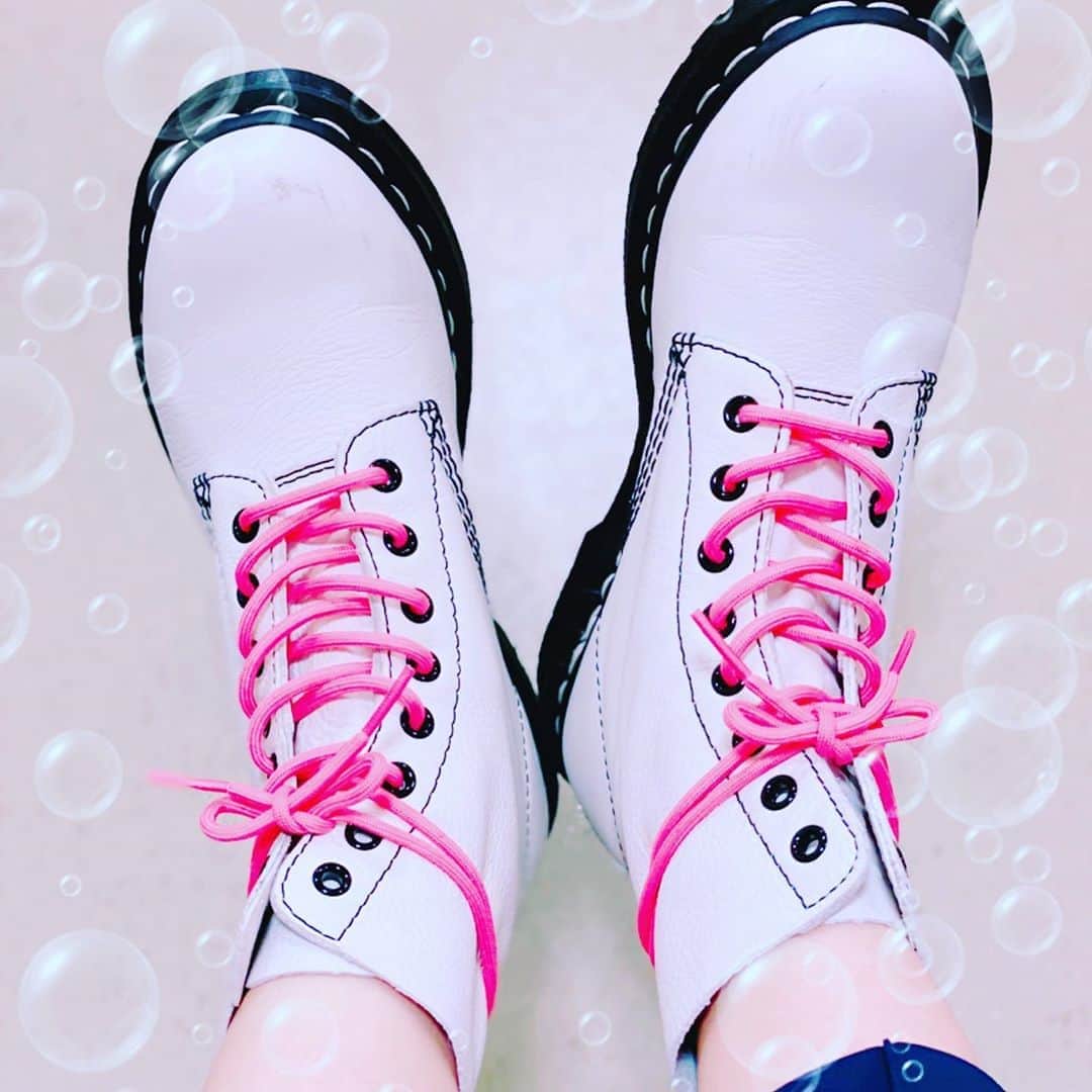 相原くるみ（西野七瀬）のインスタグラム：「入局して履いてた靴。 #相原くるみ  #お気に入りの靴  #ピンク好き  #レースアップシューズ って言うんだよね #でもやっぱ  #仕事向きじゃない かな？ #プライベートで #病院薬剤師 #新人薬剤師」