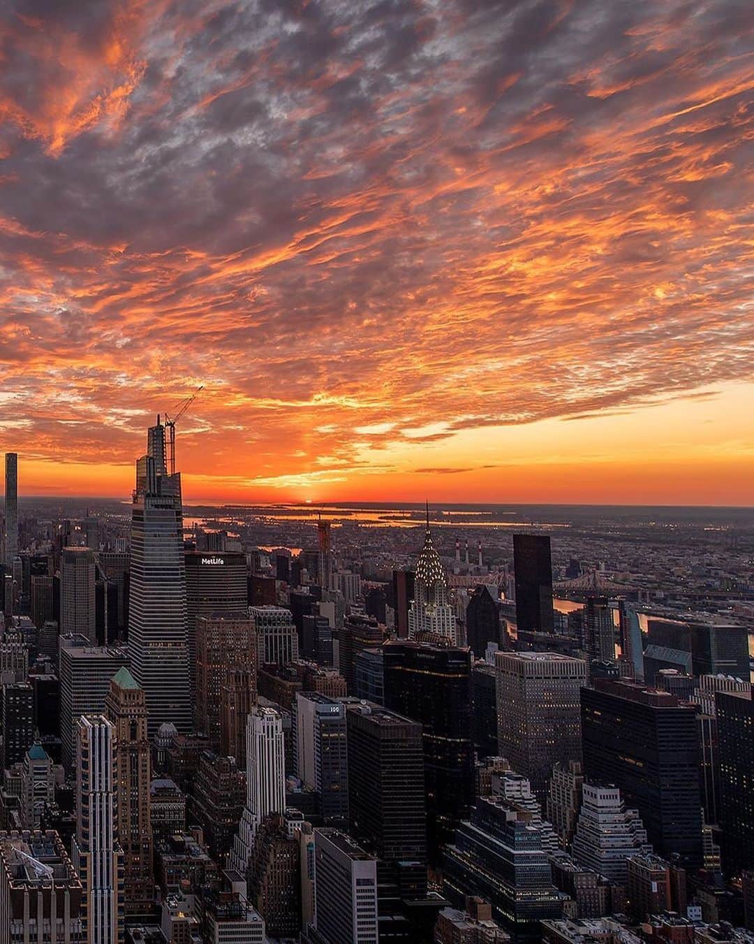 Empire State Buildingさんのインスタグラム写真 - (Empire State BuildingInstagram)「Putting your apartment’s sunrise views to shame 🌅 ⠀⠀⠀⠀⠀⠀⠀⠀⠀ 📷: @captiv_8 #EmpireStateBuilding」7月30日 23時00分 - empirestatebldg