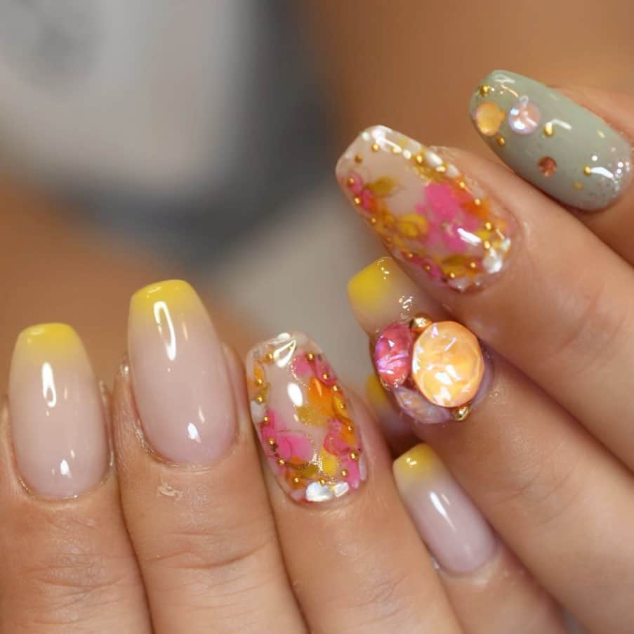 のインスタグラム：「Salon data▼ ＝＝＝＝＝＝＝＝＝＝＝＝＝＝＝＝＝＝＝＝ . CADENAS -nail eyelash salon- ●Nail artist  @yuka.maeda  @yuki_cadenas ●eyelash　@cadenaseyelash  ゲストに愛と感動を…♡ . 【 LINE ＠cadenas 】 ご予約/お問い合わせはLINEよりお気軽に🤲 ▶︎▶︎#cadenasnail デザインアップしてます♡  price…★⭐︎Instagram特別キャンペーン中⭐︎★ . 「インスタ見たよ👀」と LINEからご予約で特別プライス7500円！！ . ※ご新規様限定 ※キャラクターや特殊なエレメント等のみ 別途料金いただく場合ございます🙇🏻‍♀️ . . price…初回8000円（オフ込み） access…大阪市北区堂山町16-1  中崎町駅  徒歩2分/梅田駅  徒歩6分 . tel… 06-4792-8617 ＝＝＝＝＝＝＝＝＝＝＝＝＝＝＝＝＝＝＝＝ . . . .  #中崎町ネイルサロン #梅田ネイルサロン #大阪ネイルサロン #関西ネイルサロン #インスタネイル #instanails #instanail #トレンドネイル #ネイルサンプル #クリアネイルデザイン  #ネイルブック #東梅田ネイル #ネイルチェンジ #今月のネイル #にゅーねいる #夏ネイル #グラデーションネイル  #ネイル大好き #フラワーネイル #ネイル部 #女子力向上委員会 #女子力 #女子力ネイル #アートネイル #イエローネイル #ニューネイル  #ナノソル #ナノソルcc  #ナノソル販売してます」