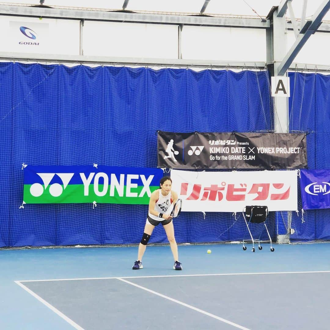 伊達公子さんのインスタグラム写真 - (伊達公子Instagram)「リポビタンPresents 伊達公子✖️YONEX PROJECT 6回目 ジュニアキャンプ初日  #伊達公子 #テニス #テニスプレーヤー #テニスプレイヤー #tennis #tennispalyer #instatennis #スポル品川大井町 #yonex #yonexjapan #yonextennis #yonexproject #ジュニアキャンプ #リポビタン #大正製薬 #emsystems #emシステムズ #ヒッティング」7月30日 22時56分 - kimiko.date