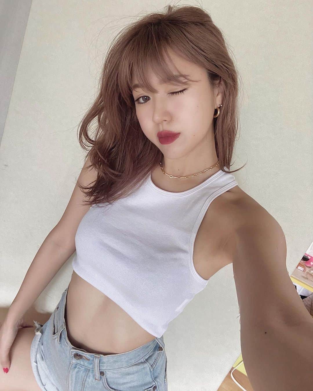 Meeさんのインスタグラム写真 - (MeeInstagram)「Stay home outfits☀️ きょうはずっと家にいた😂 ヨガのあとローラのお尻トレやったらしんどかったけど、いい日〜🙆🏼‍♀️🤍💕 #筋トレ女子 #ワークアウト  #ワークアウト女子 #朝ヨガ」7月30日 23時08分 - wagamama_mee