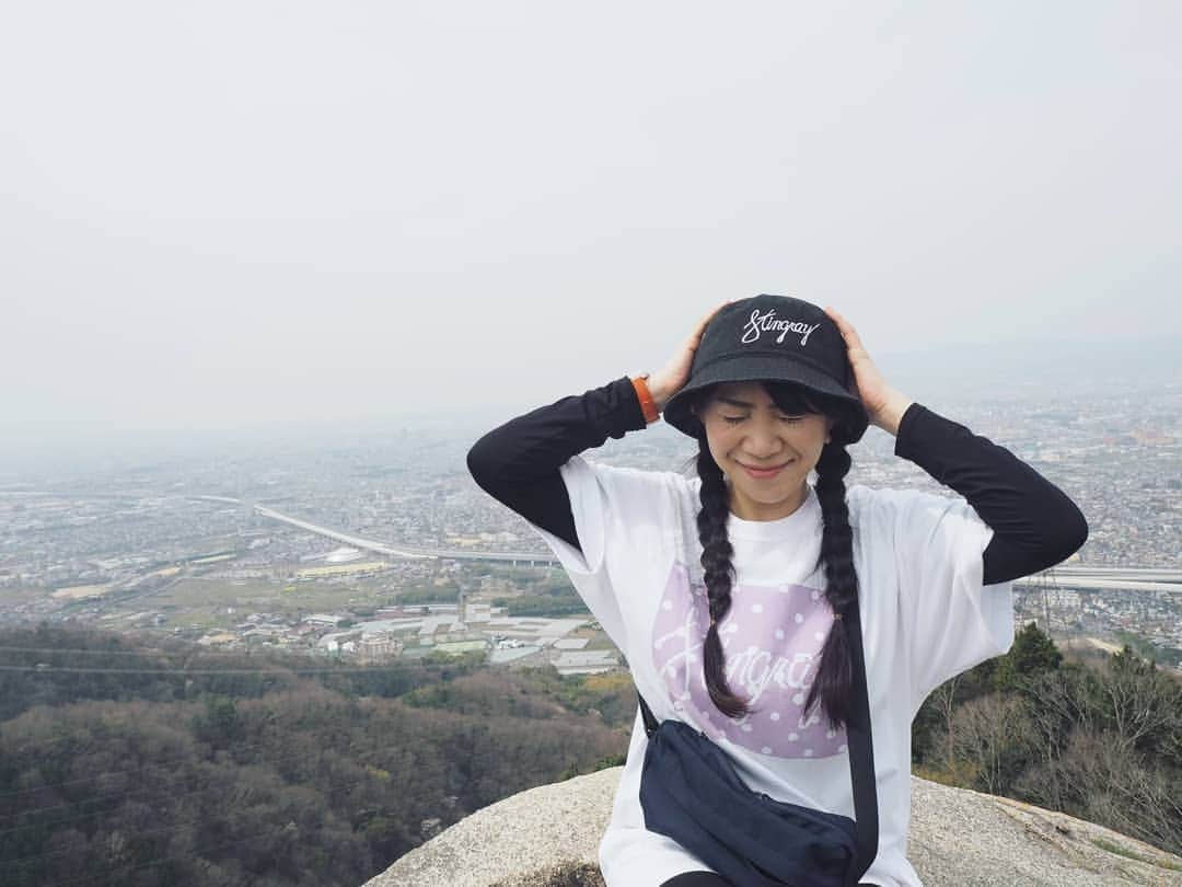 服部ひで子のインスタグラム：「お や ま の て っ ぺ ん 🗻 💚  ※落ちそうに見えますが、ちゃんと安全圏に座っております＼(^^)／👍  #交野山  #交野山観音岩 #山登り」