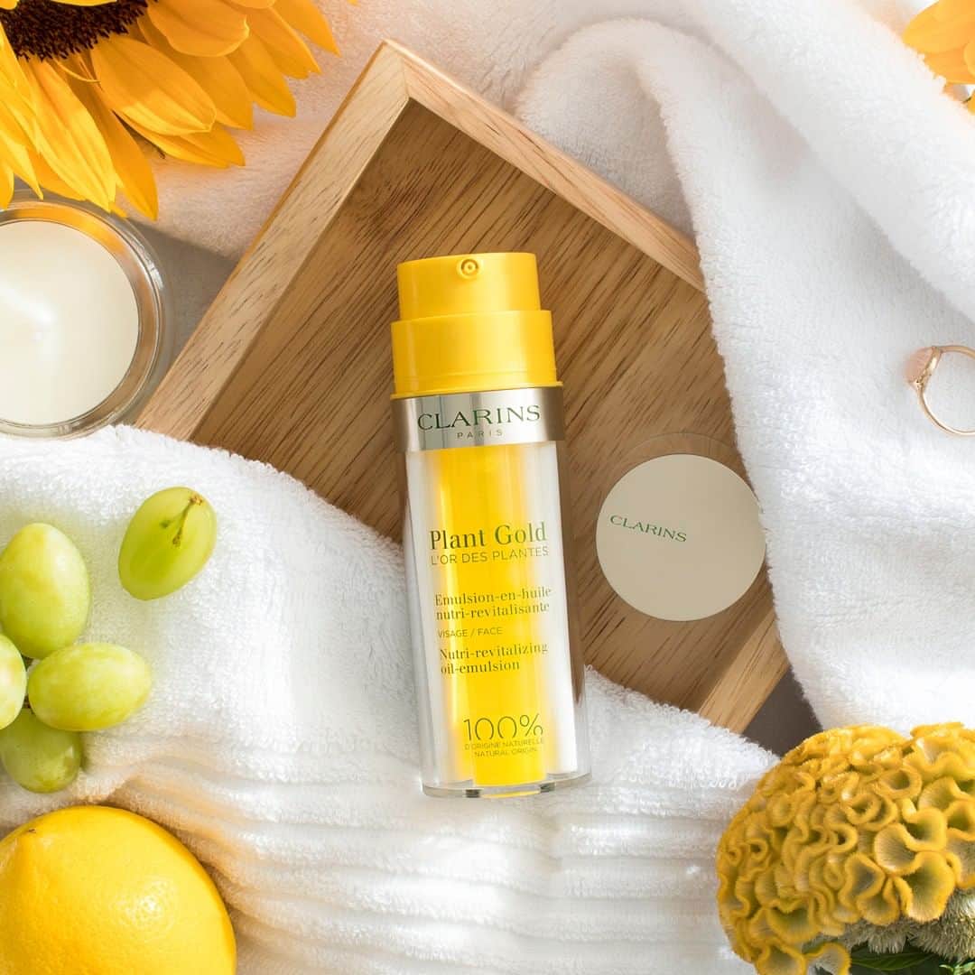 ClarinsUKさんのインスタグラム写真 - (ClarinsUKInstagram)「Have you tried our new favourite product? 💛  A unique 2-in-1 oil-emulsion moisturiser blends together the perfect balance of Clarins' iconic Blue Orchid Face Treatment Oil and a melting lotion providing skin with comfort, vitality, and radiance.   Free of synthetic fragrance, chemical preservatives, and colouring agents, this lightweight, non-oily moisturiser melts into the skin leaving it intensely hydrated, nourished, and radiant.  #PlantGold #Clarins #ClarinsSkinCare」7月30日 23時02分 - clarinsuk