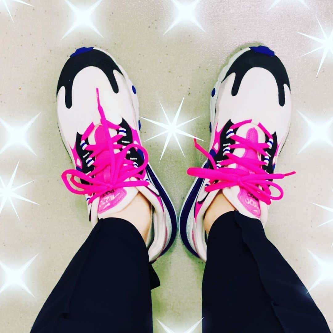 相原くるみ（西野七瀬）のインスタグラム：「新しい靴！  #相原くるみ  #ピンク好き  #スニーカー  #病院薬剤師って結構歩くんです #足むくむ  #靴ズレしたので新靴購入」