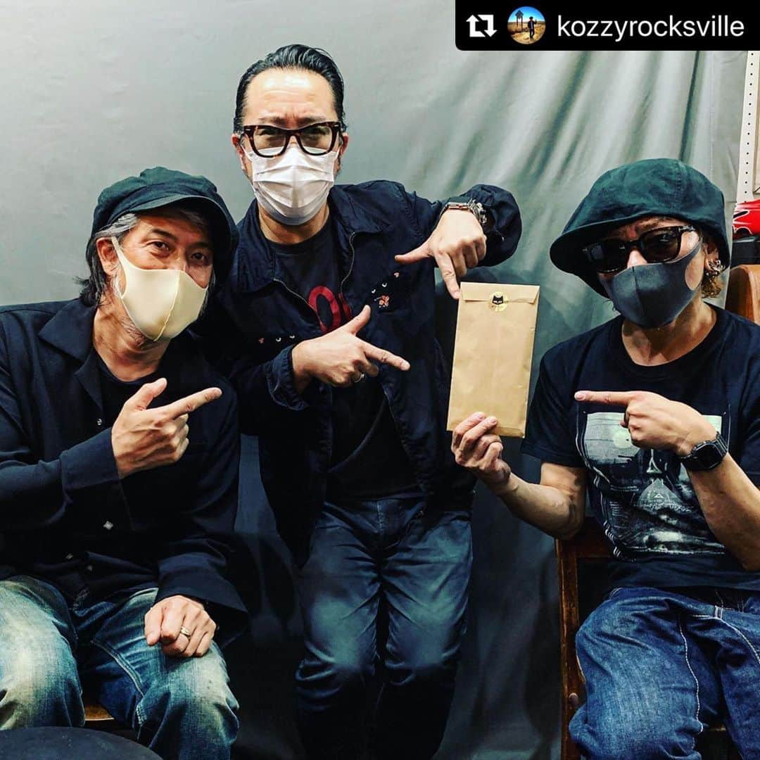 綾小路翔さんのインスタグラム写真 - (綾小路翔Instagram)「本日はレコーディングの帰りに、THE MACKSHOW のKOZZY MACK & TOMMY MACKの両兄貴に逢いに、ロックンロールの総本山・B.A.D RECORDS UNITEDに初めてお邪魔しました。﻿ ﻿ いやー、夢みたいな秘密基地でした。﻿ スタジオの中にはめちゃくちゃにカッコいい楽器がズラリ！﻿ ここであの最高の音楽が生み出されるのかと大感動しました。﻿ ﻿ また、我々バンドマン達が抱える、このコロナ禍の影響による、ライブが出来ない問題の乗り越え方についてなど、色々と話し合って参りました。﻿ ﻿ 少しの時間でしたが、尊敬すべき兄貴達との語らいは本当に楽しいひとときでした。﻿ ﻿ そして、昨年からずっと我々の「マブダチ募金」の為に集めてくださったお金をお預かり致しました。﻿ ﻿ こんなにも、こんなにも沢山のご寄付をありがとうございます。﻿涙 THE MACKSHOWの御三方をはじめ、ご協力下さったファンの皆様、各地のお店の皆様、関係者の皆様、更には苗字が「千葉」というだけで千葉県の為にご尽力下さったご友人の千葉さん、心より感謝申し上げます。氣志團が責任を持って届けさせて頂きます。﻿ ﻿ いつかあのROCKSVILLE STUDIO ONEで一緒に音を鳴らす事を目標に、また明日からロックンロール道を邁進したいと思います。﻿ ﻿ KOZZYさん、TOMMYさん、本当にありがとうございました！﻿ ﻿ #マブダチ募金﻿ #THEMACKSHOW﻿ #KOZZYMACK﻿  #TOMMYMACK﻿ #綾小路翔﻿ #THEMODS #森山さんのエピソードも激熱でした #マイスタジオを作る夢再燃 ﻿ #Repost @kozzyrocksville  団長、わざわざありがとな #千葉支援 #マブダチ募金  ようやく渡せた(笑  ご協力頂いた皆さん！タイミング合わず延び延びになってしまい、申し訳ありませんでした。 しかもこんな時期に...  まだまだ被害の復旧には程遠く、ご実家もガタガタだそうで。更にコロナ禍で先が見えず、もーヤバイっす！と自らも疲弊した感じの翔くんに、使い道は全て一任しました。 昔々、大志を抱いて上京したら千葉だった(笑 時から並々ならん愛着もあり #マックショウ を一躍不良のスターダムに押し上げてくれた土地に、微力ながら何か出来ないかと始めた募金を、無事団長に手渡す事が出来た事をご報告します。  #Cstyle をはじめ #木更津OSSA イベントに協力してくれた皆さん、#3rdstage 関係者や千葉房総(暴走？)有志の皆さん、いわき市 #Rollupper (名前が千葉ちゃん笑) それから全国のマックス達に心から御礼申し上げます。  心ある募金をしてくれたのは全国ツアー先のマックス達で、僕らは偉くも何ともない。それだけは言っとくね。  #mackshow #不滅のロックンロール #がんばろう #マックショウ #tommymack #氣志團 #綾小路翔 #arigato #macks」7月30日 23時09分 - showayanocozey