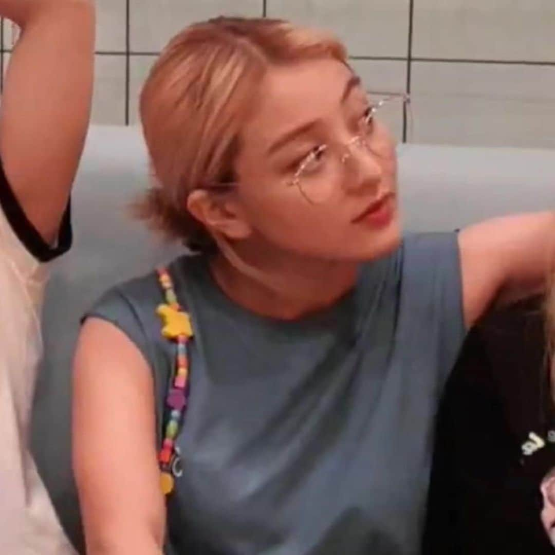 ジヒョさんのインスタグラム写真 - (ジヒョInstagram)「her in a sleeveless top and specs... jihyo PLEASE return my calls😕」7月30日 23時10分 - jypjihyo