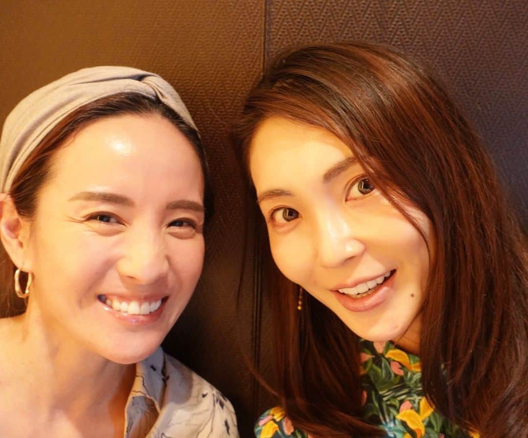 秋定麻紀子のインスタグラム：「少し前だけど。 美人さんとランチ。  私の周りにはたくさんの美人さんが居ていつもパワーをもらえて幸せです。 もえちゃんは本当に勉強熱心。 どのジャンルでもちゃんと色々勉強してる。 本当に真面目な姿勢が会話していてもわかります。 真面目だからこその悩みごともとっても真っ直ぐ。  モデルさんって綺麗だけじゃないんですよ。 もちろん細胞が優秀過ぎて美人でスタイル良いのもある。 けど、人一倍苦労したり悩んだ事も多い。 だからいっぱい勉強する。 だからいつまでキラキラして見える。 でもそのキラキラの中には沢山努力しているから。 それを分かっていない人が多いと思う。  ただ綺麗じゃないんですよ。 もえちゃんのYouTubeとか見るときっと分かるはず。  美人さんから日々学んで私もアップデートします。 とても良いひとときでした。」