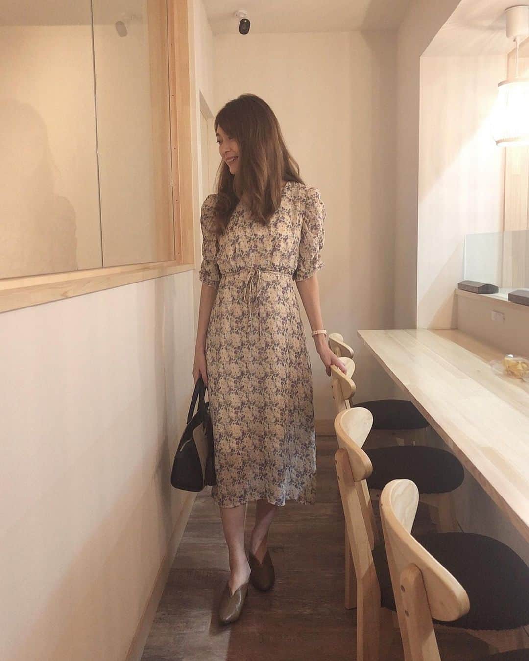 菊池かなこのインスタグラム：「. . 👗𝑓𝑎𝑠ℎ𝑖𝑜𝑛👠 . . @chery_jp  韓国っぽいワンピ😍 パステルカラーだけど落ち着いてる🤍 パフスリーブでちょっとシャーリングが出て、 肩まわりが寂しくならないから好き😻 . @florist_zozotown 何にでも合う ベージュとブラックのバイカラーバッグ👜 通勤用にも普段用にも🤍 . . ୨୧┈┈┈┈┈┈┈┈┈┈┈┈┈┈┈┈┈୨୧ #chery#fashion#ファッション#今日の今日のコーデ #花柄ワンピース#花柄ワンピ#ワンピース #ワンピ#大人ワンピ#韓国ファッション #プチプラファッション#プチプラコーデ #韓国コーデ#フェミニン#フェミニンコーデ #通勤バッグ#骨格ウェーブ#ブルベ夏#アラサーコーデ #パフスリーブ#夏ファッション#夏コーデ」