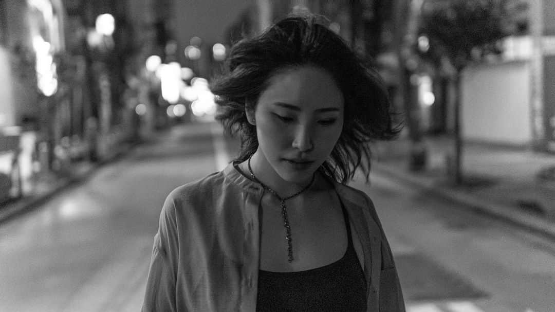 のインスタグラム：「朝から地震速報でそわそわした今日 不安なニュースが立ち込む日々... そわそわさせないでよ2020年 もうすぐやってくる8月(わたしの苦手な季節です)を迎えても、なかなか皆んなには会えないけど、私の歌で何か救えるものがありますように。 、 photo @xtoshikix」