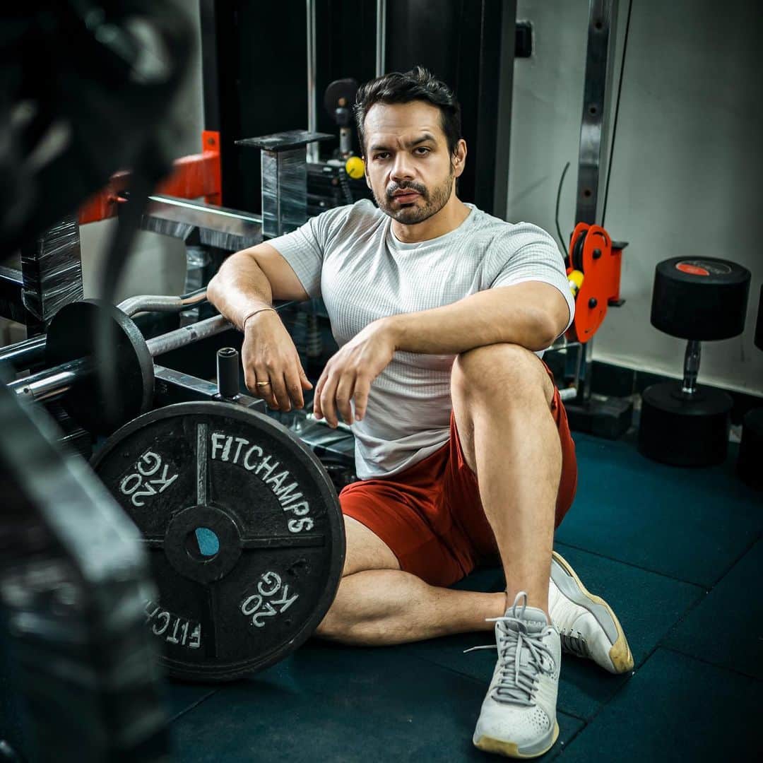Gaurav Tanejaのインスタグラム：「Sab kuch wapas aa jaata hai, except the lost time. Make the most of it, so you don’t regret. Hustle harder everyday. Use every minute... every second. . . 📸 @guru.gsfilms  #Myprotein #FuelYourAmbition #myproteinIndia #fitmuscletv #motovation #workout #gym #hustle」