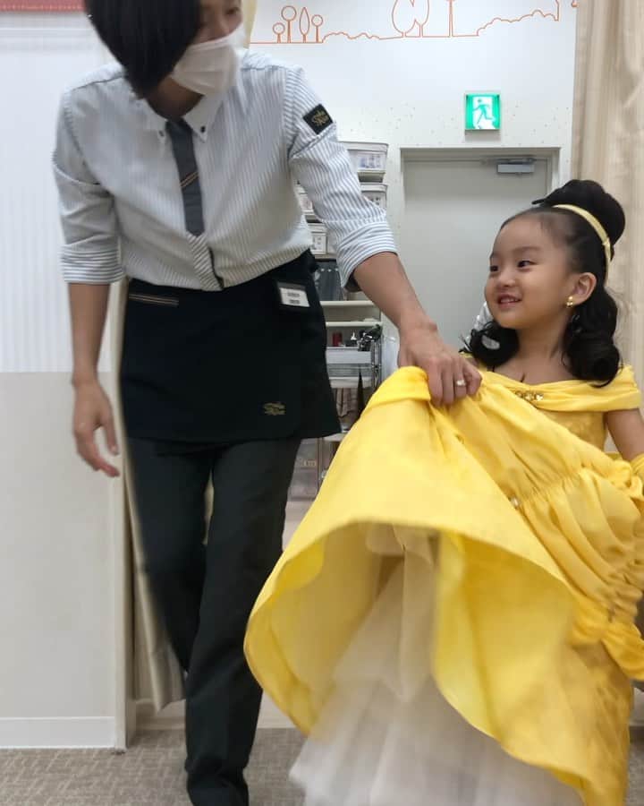 秋定麻紀子のインスタグラム：「もうねーーーーー。 感動しすぎて100万回見てる勢いです。 君ほんとに3歳なの？ 身長はとっくに100cmこえてて。 足は18cm。 ママは156cmで足23cm。  お問い合わせ多かった場所は スタジオアリスという所です。  娘の成長に感動しすぎて。 寂しすぎて。 とりあえず幸せでしかない時間でした。 ありがとう。」