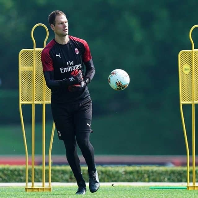 アスミル・ベゴヴィッチさんのインスタグラム写真 - (アスミル・ベゴヴィッチInstagram)「Good session today 🆎🧤🔴⚫️😅 @acmilan @ab1gk」7月30日 23時35分 - asmir1