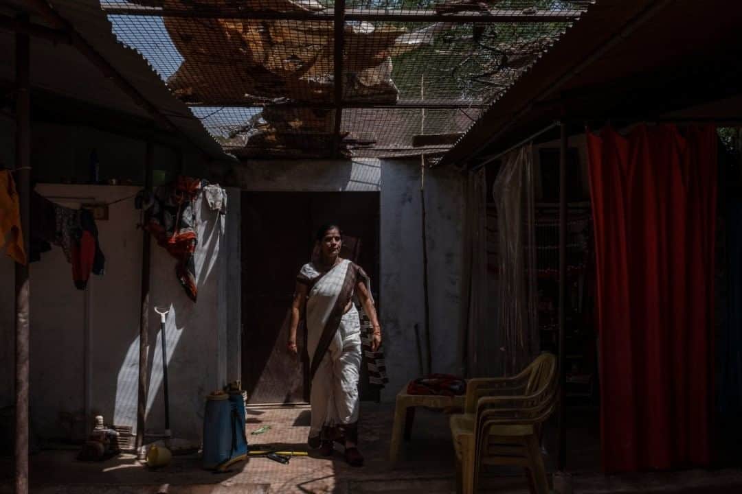 ナショナルジオグラフィックさんのインスタグラム写真 - (ナショナルジオグラフィックInstagram)「Photo by Saumya Khandelwal @khandelwal_saumya  A rural health-care worker returns after a day's work of spreading awareness about COVID-19, in Khajuha, India. She's an accredited social health activist, an occupation designed to deliver a range of health-care services to villages. Follow me on @khandelwal_saumya for more from South Asia.」7月30日 23時38分 - natgeo