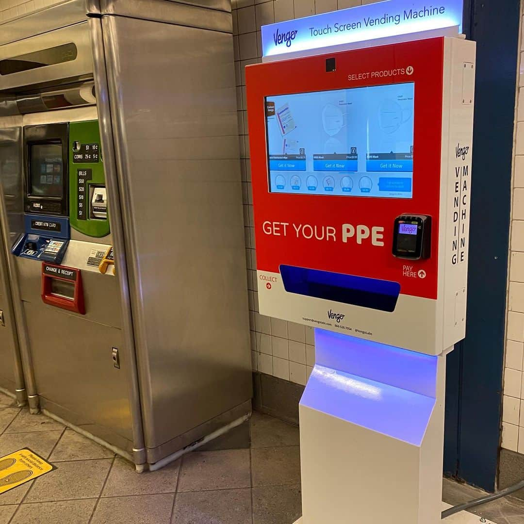 ラファエル・スバージさんのインスタグラム写真 - (ラファエル・スバージInstagram)「Get your mask & your PPE in the Nyc subways! #vendingMachine @mtanyctransit #newYorkTough」7月30日 23時38分 - raphaelsbarge