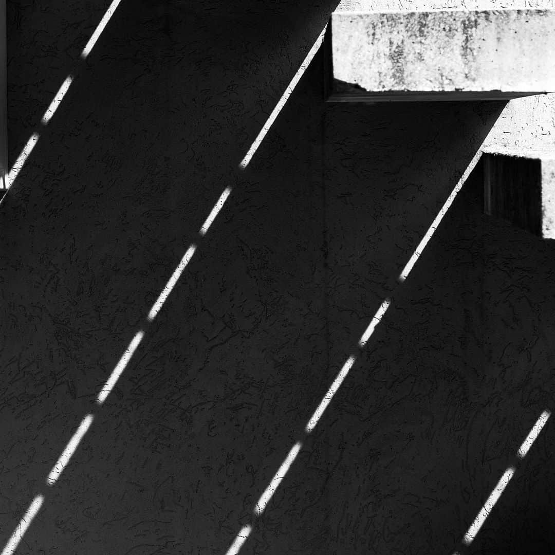 naotakeのインスタグラム：「階段 - Stairs / X-T2 & Snapseed, 20200731 . . 出張で乗った新幹線は驚くほどガラガラ。 . . #spicollective #royalsnappingartists #infamous_family #rsa_main #infinity_photo_cult #2_fineart #jp_gallery_member #jp_gallery_bnw #trb_bnw #wp_bnw  #bnw_life #bnwlife_member #bnw_life_shots #bnw_captures #world_bnw #top_bnw #team_jp_ #team_jp_モノクロ #ig_energy_bw #ig_nihon #streetphotographybnw #igersjp #blackandwhite #bnw #bnwphoto #monochrome #bw #bnwphotography #今日もx日和 #fujifilm」