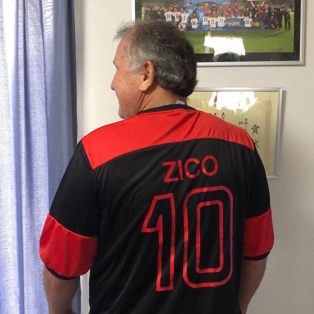 ジーコさんのインスタグラム写真 - (ジーコInstagram)「Recebi o novo lançamento da Braziline, a camisa Zico Black, excelente presente para o dia dos pais. Modelo igual a do campeão mundial de 81. Tem para adulto e infantil. Esta em todas as lojas oficiais do Flamengo. Saudações RBNGS」7月30日 23時41分 - zico